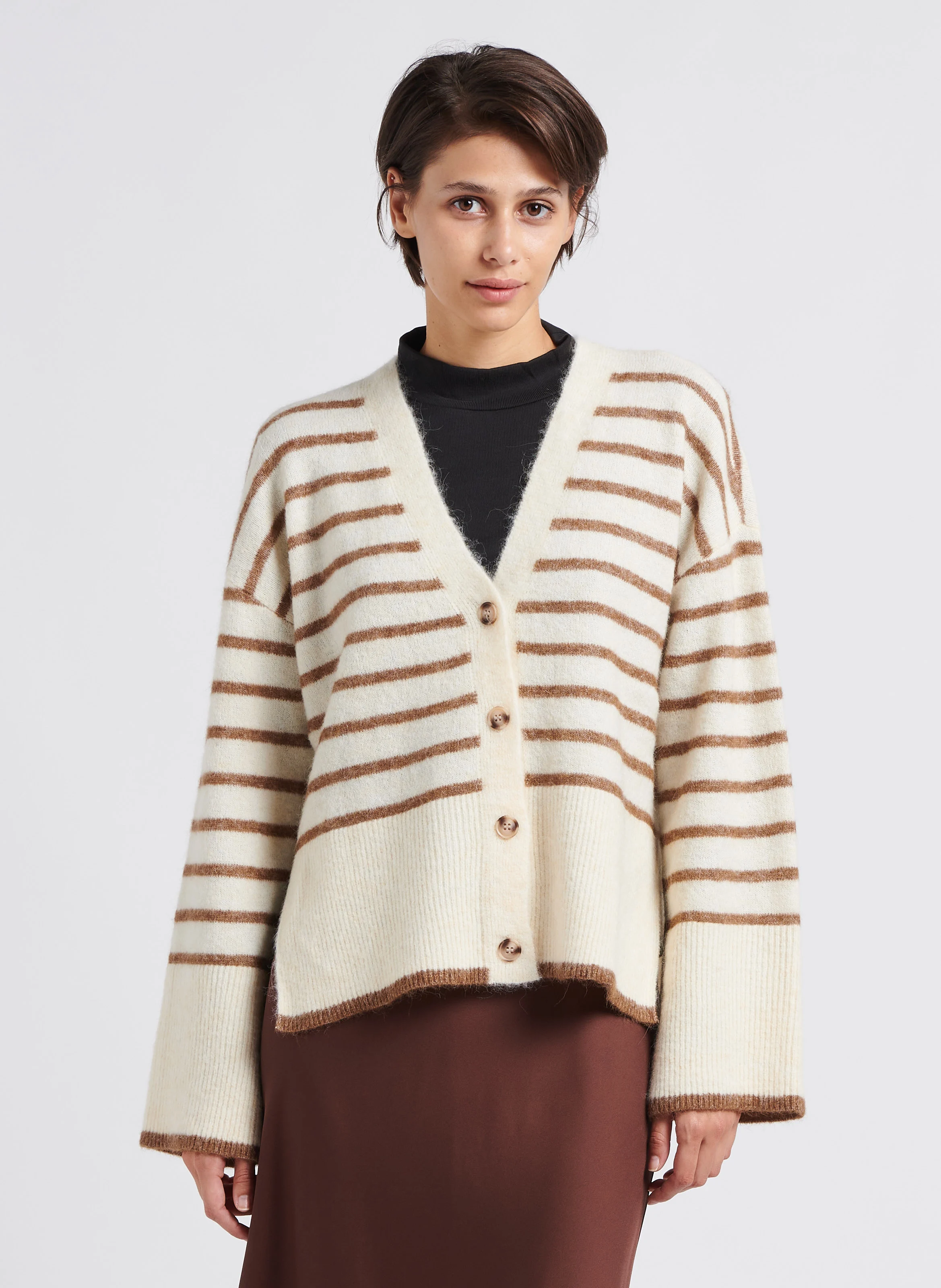 ALLIE - Gilet encolure V droit en maille| Beige