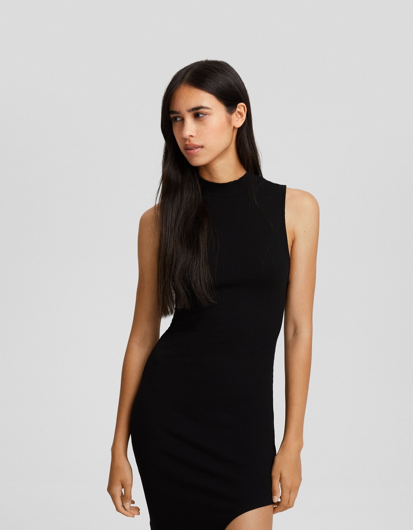 Vestido midi com fenda lateral