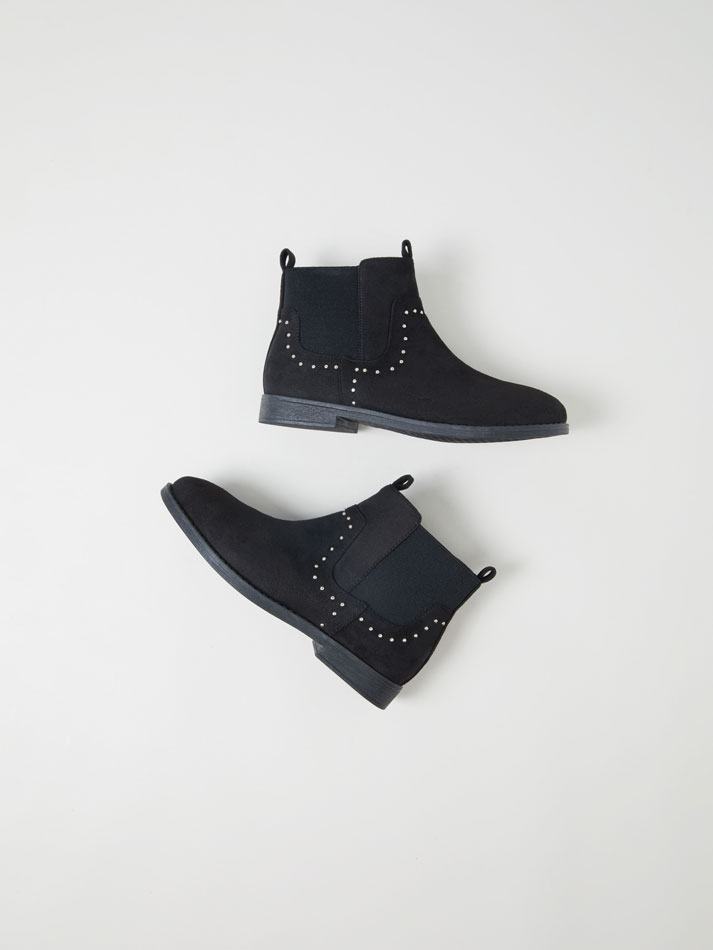 Botas de cano curto com tachas - Pretas