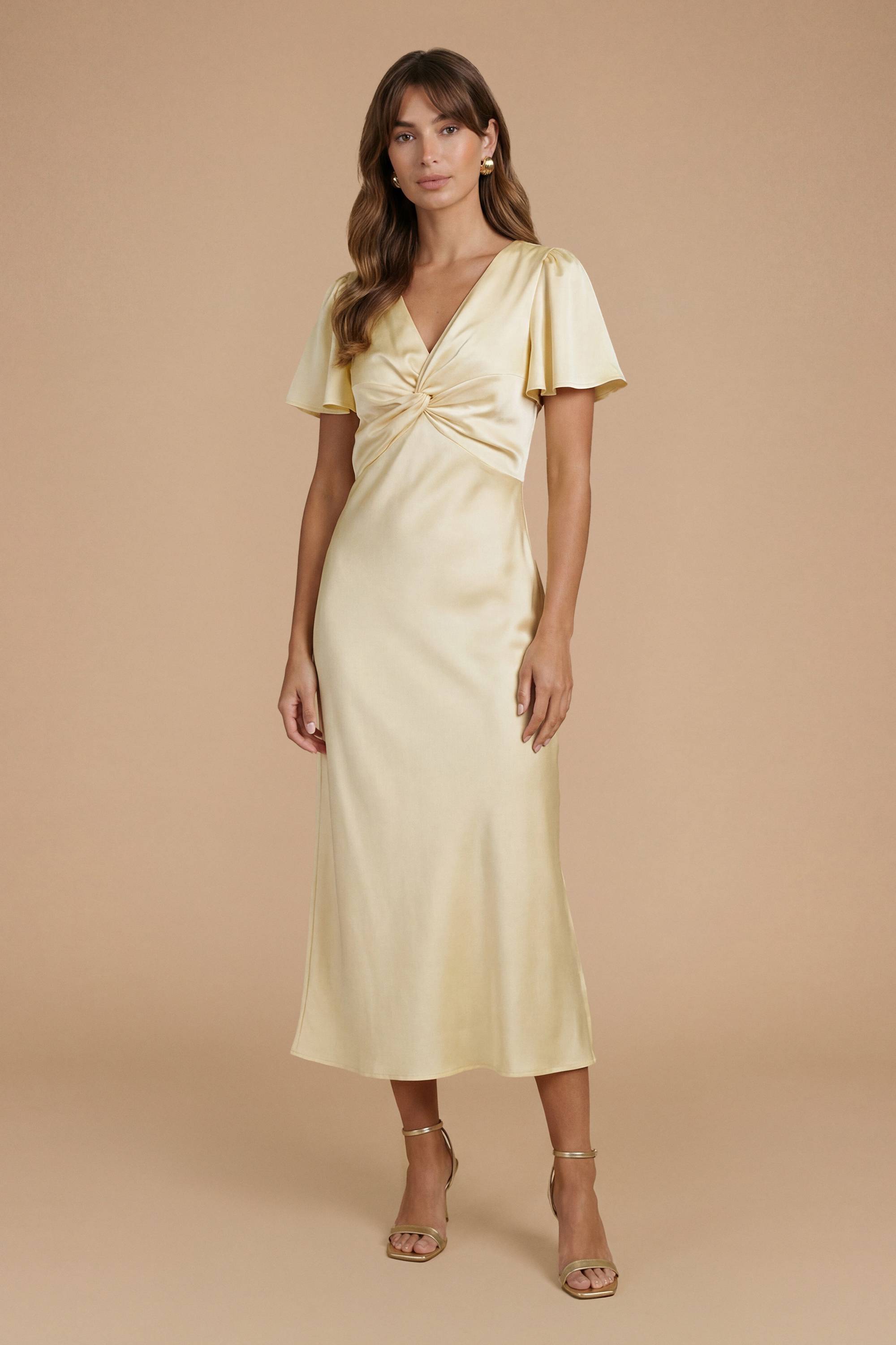 Oasis Robe De Demoiselle D'honneur Mi-longue En Satin Jaune Beurre À Manches Papillon Et Détail Torsadé Devant