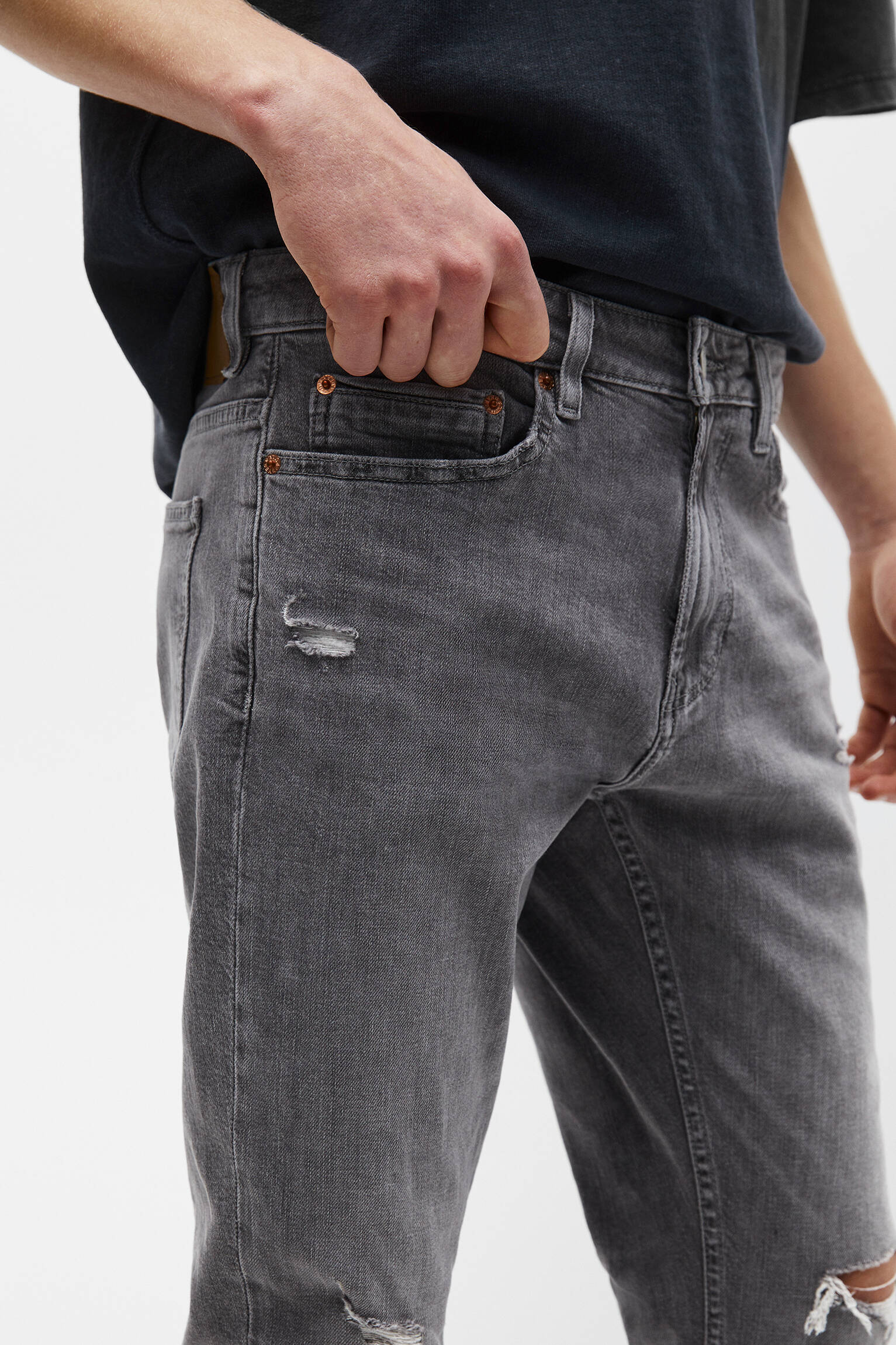 Calça jeans básica slim fit com detalhes rasgados - cinza escuro