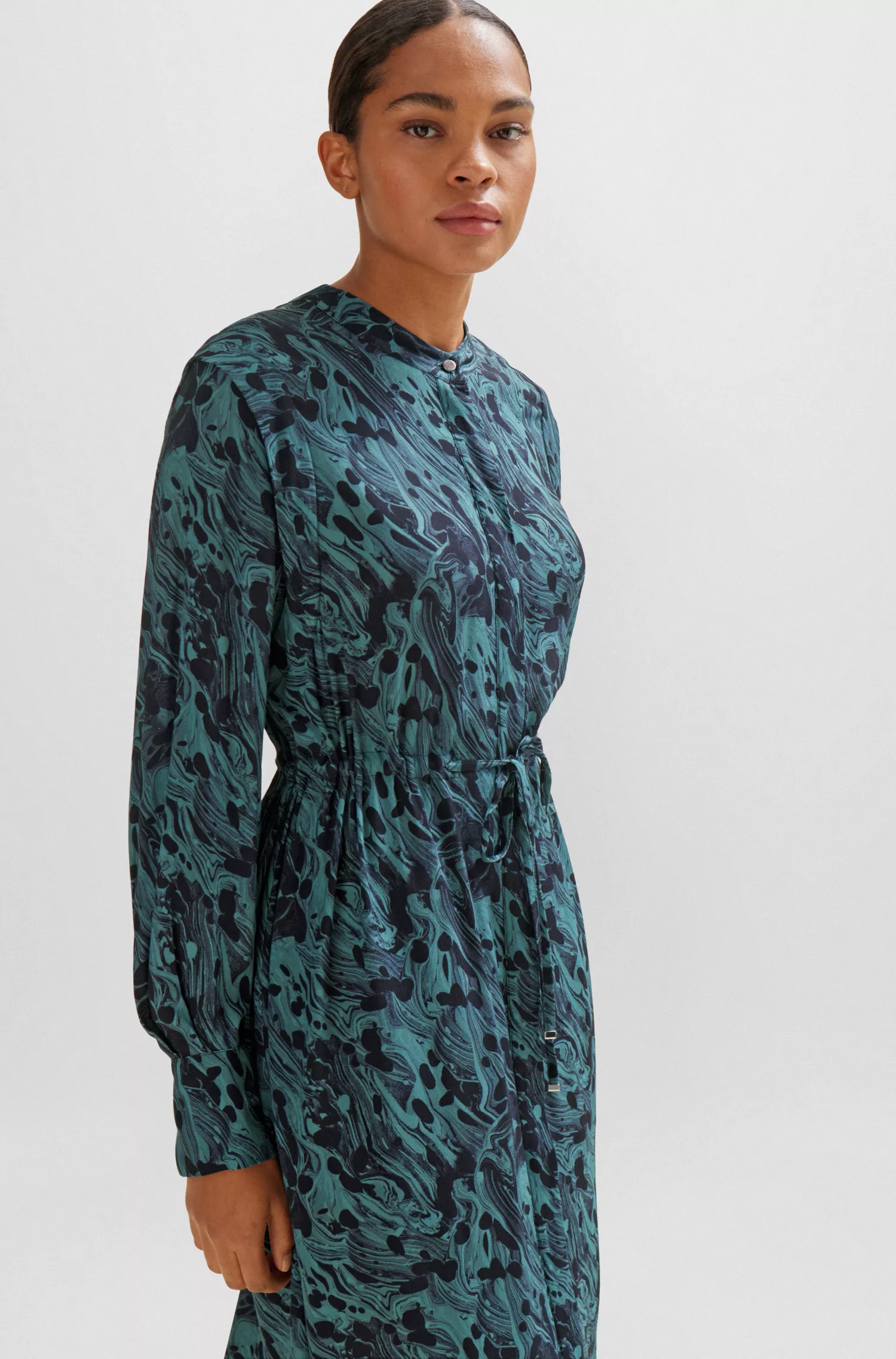 Vestido BOSS preto com estampa abstrata e cintura ajustável por cordão.