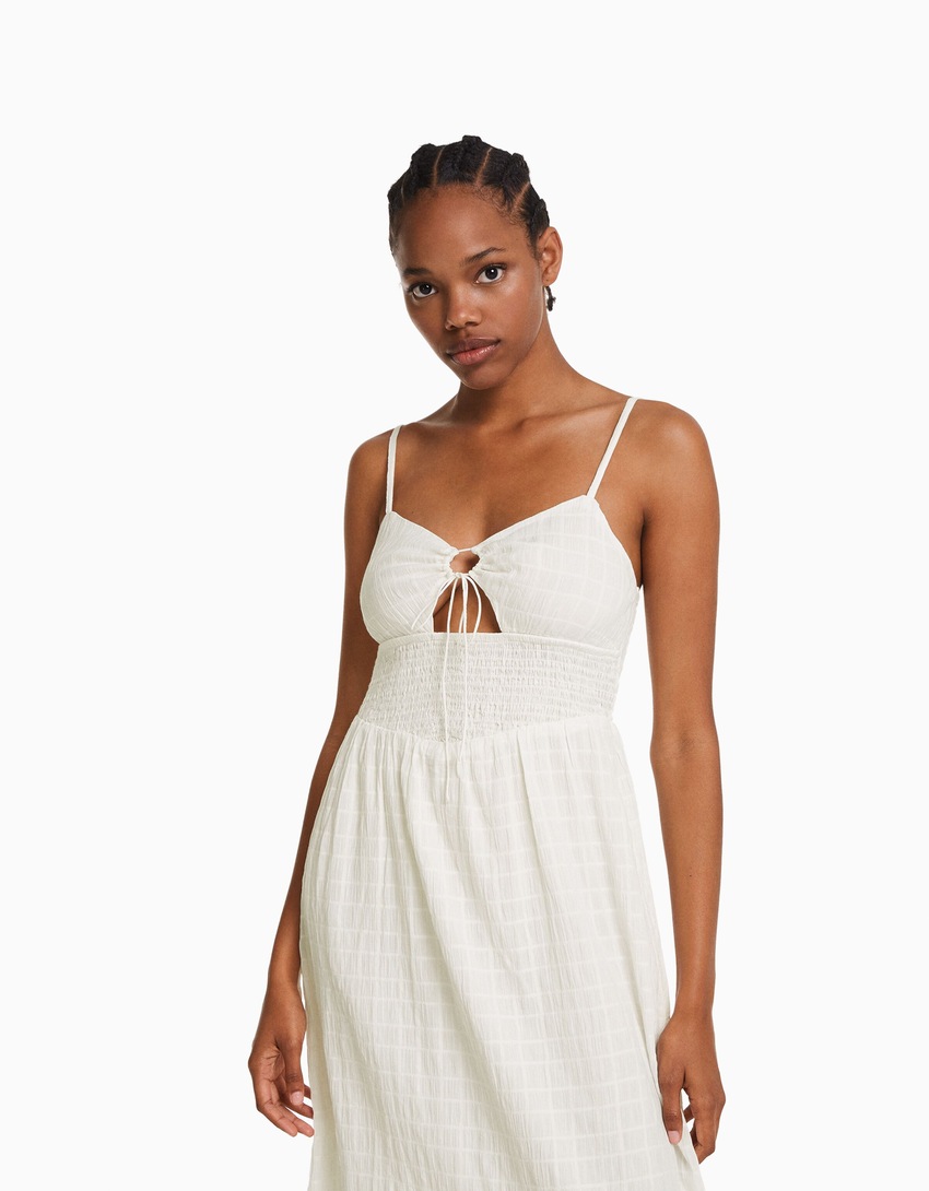Vestido midi com alças finas, recortes e babados.