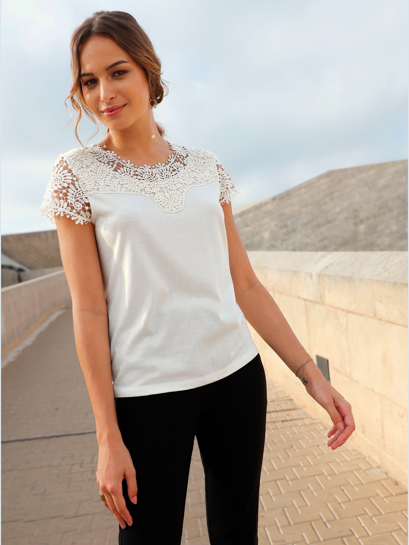 T-shirt mélange coton-modal haut et mancherons en broderie anglaise