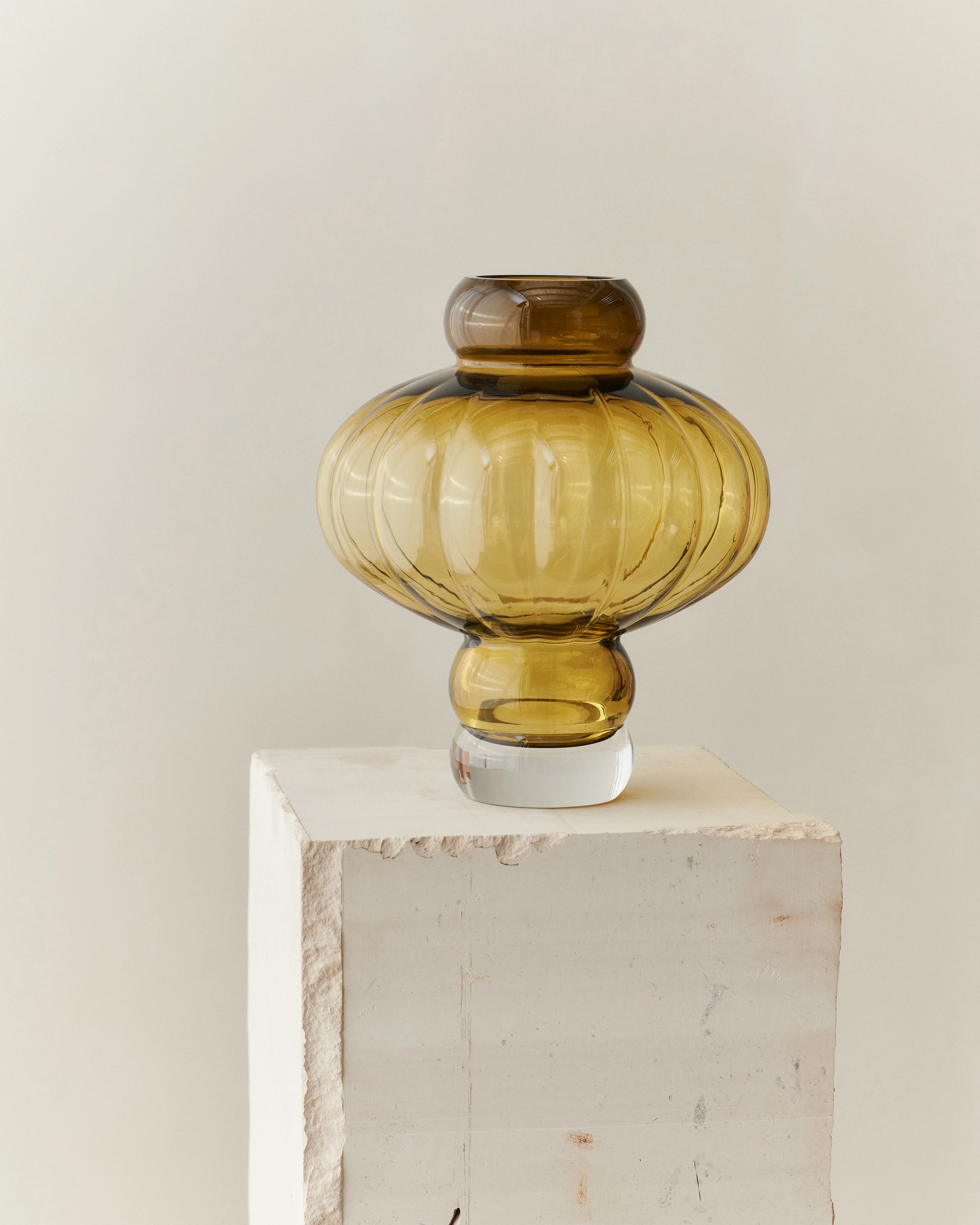 Louise Roe  Balloon vase #08, Olive - H30 cm.