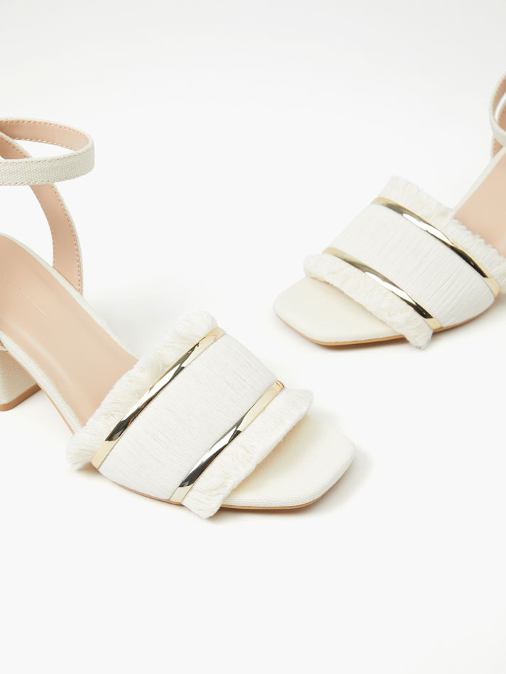 Sandália de salto desfiado - Branco-creme