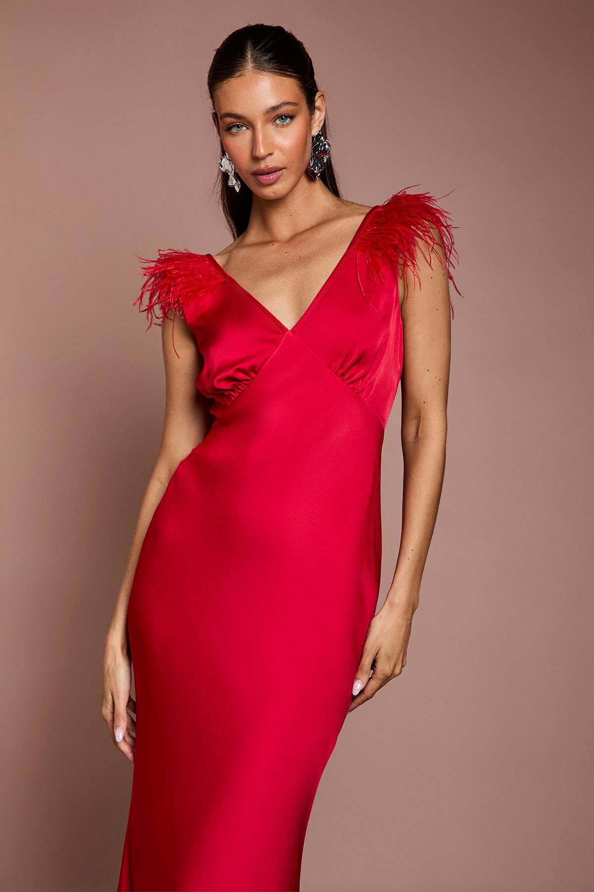 Coast Robe Longue En Satin Col V Avec Détail D'épaules À Plumes