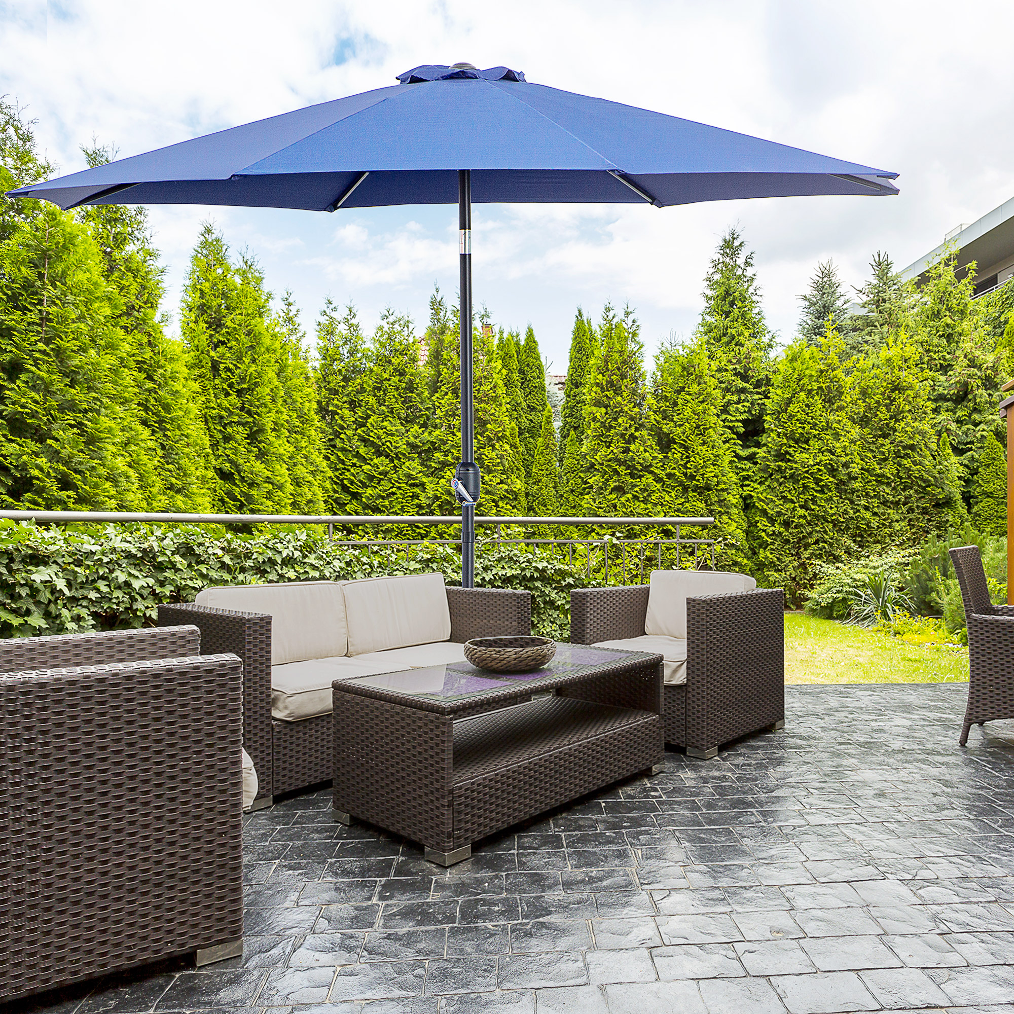 Guarda-sol de jardim Outsunny Ø295x250 cm com manivela, guarda-sol externo com mecanismo de inclinação e mastro de metal removível para terraço, piscina e pátio, azul.