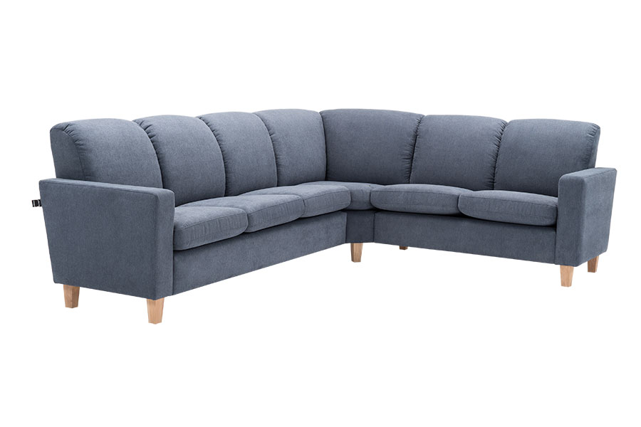 Moduli hjørnesofa 3- og 2-seter. I tekstil Praque 2430 blue med rygg uten søm, arm 4 og hvitoljede eikeben.