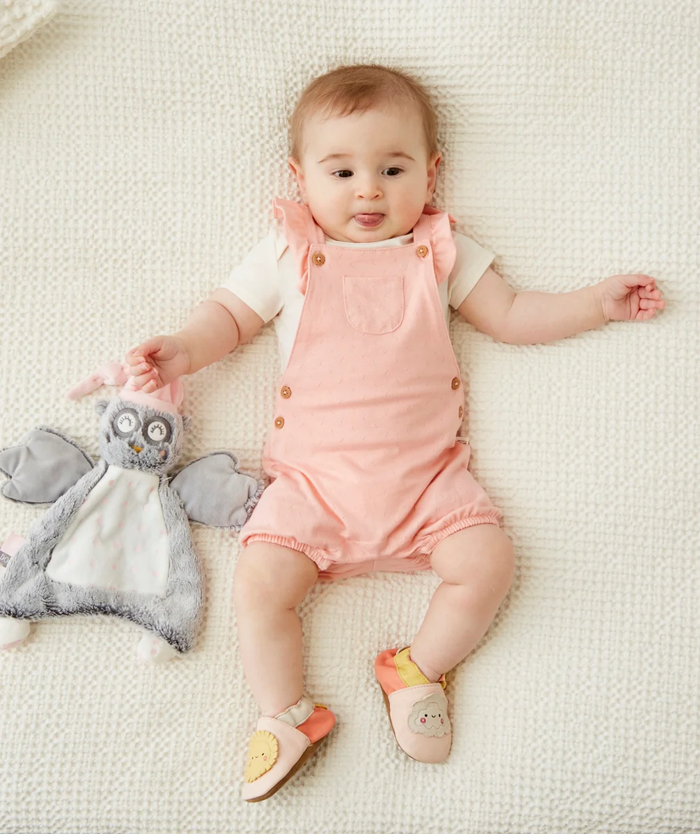 LA SALOPETTE SHORT ROSE EN MAILLE AJOURÉE AVEC VOLANTS