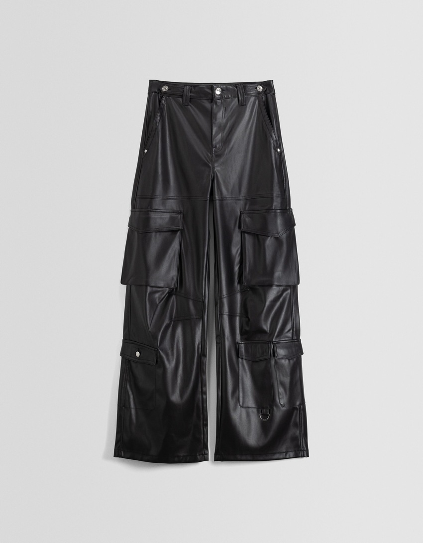Calça cargo com vários bolsos e efeito couro