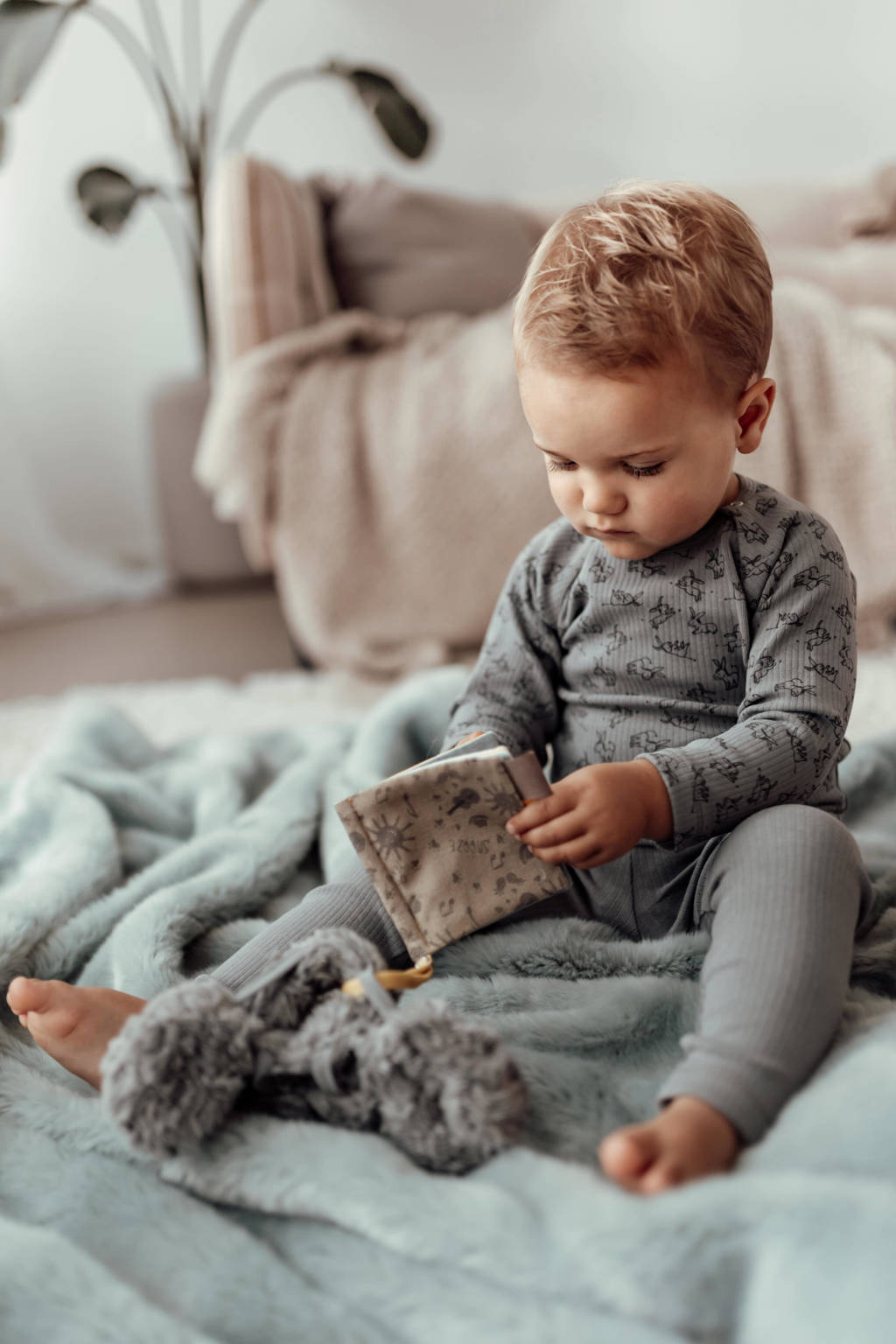 baby knisperboekje geel