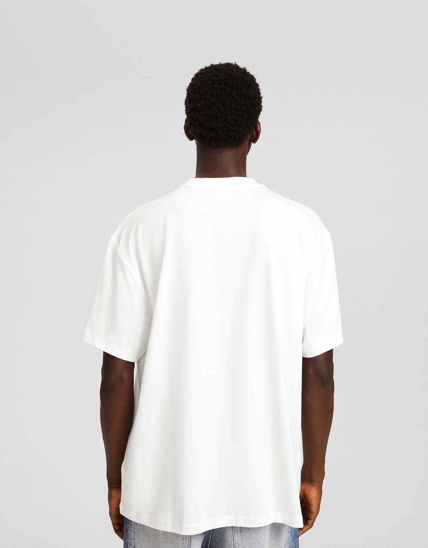 Camiseta de manga curta com modelagem quadrada e estampa.