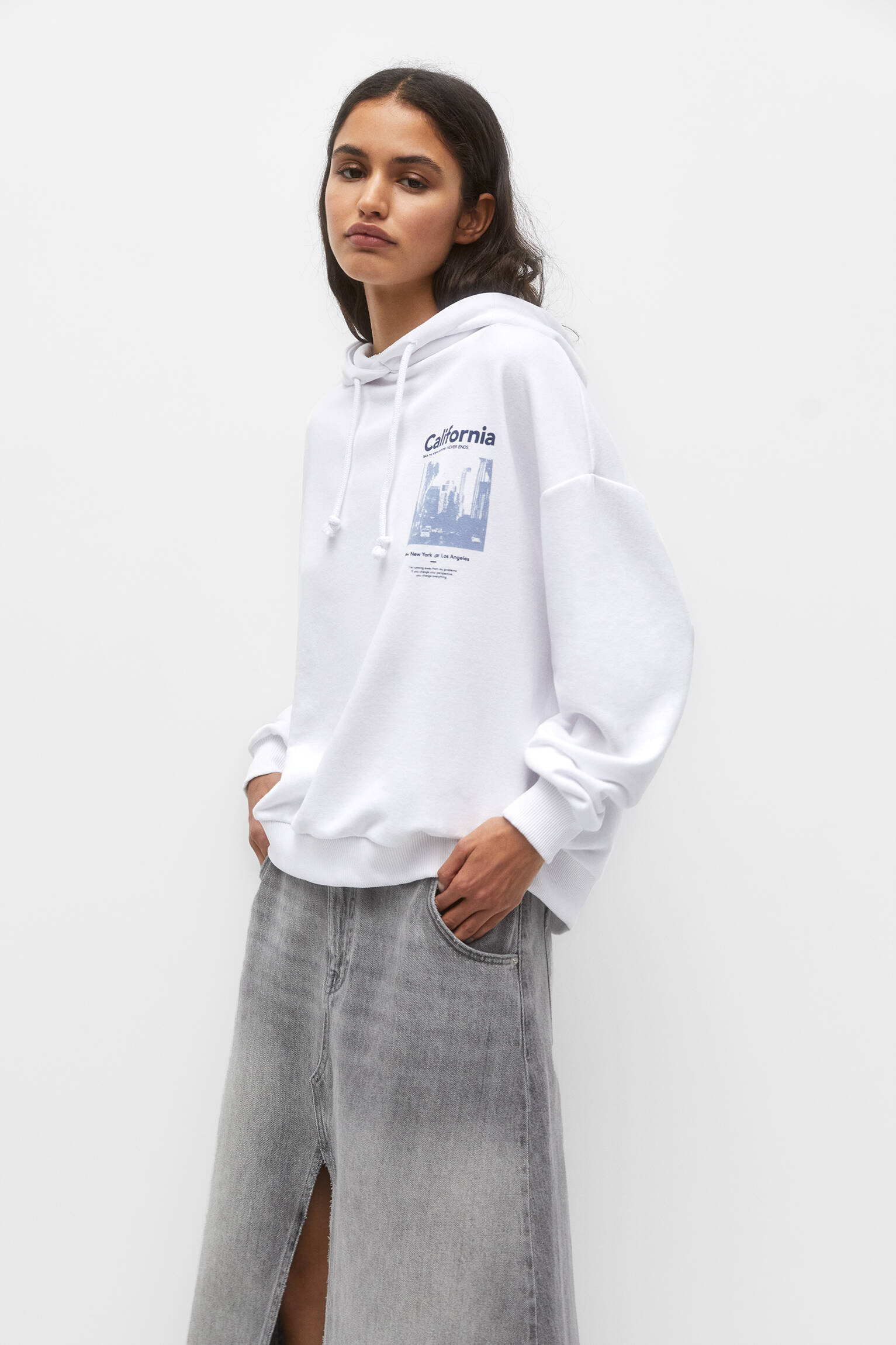 MOLETOM COM CAPUZ ESTAMPADO COM A CIDADE - BRANCO