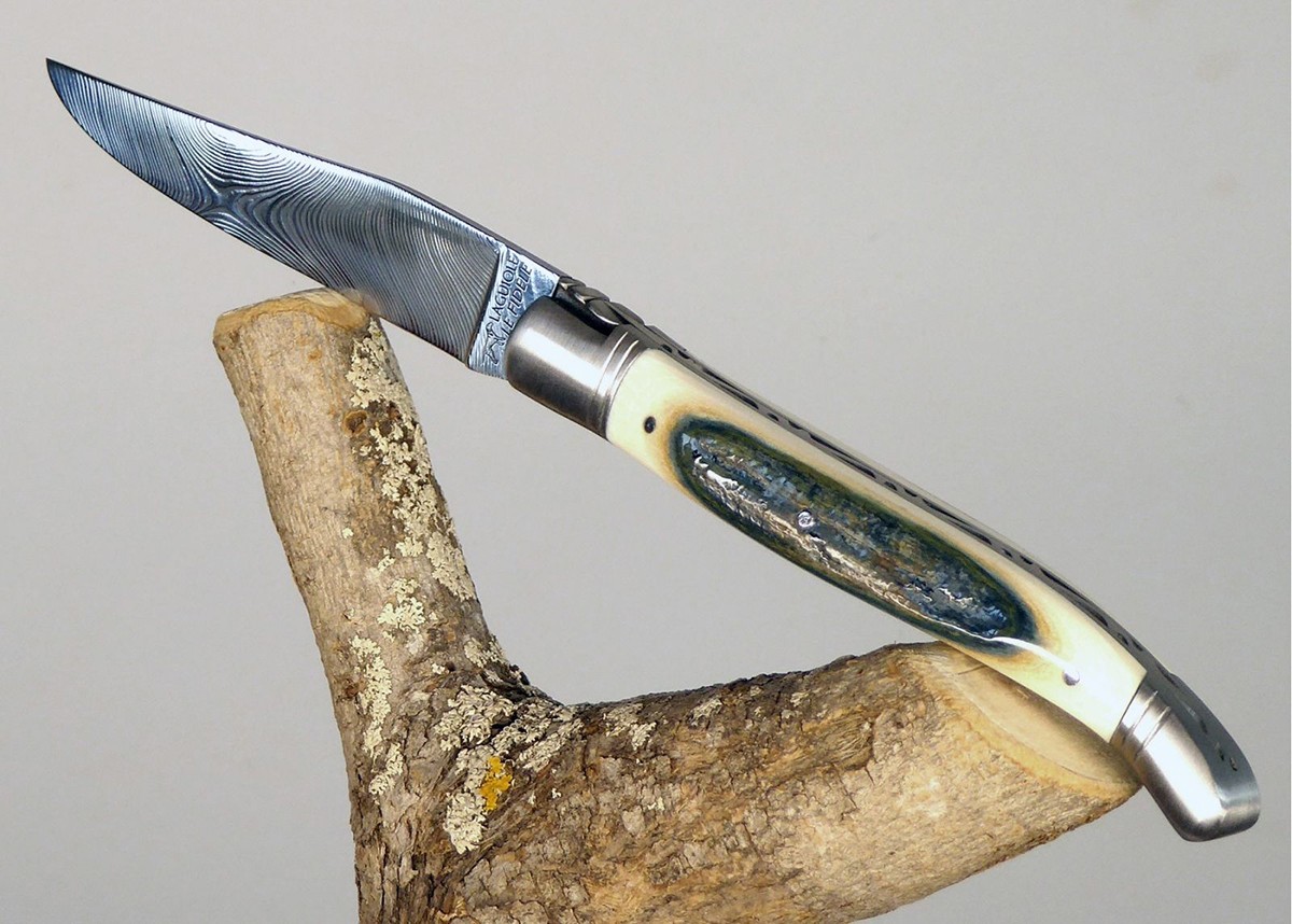 Couteau Laguiole avec une lame Damas et un manche en ivoire de Mammouth