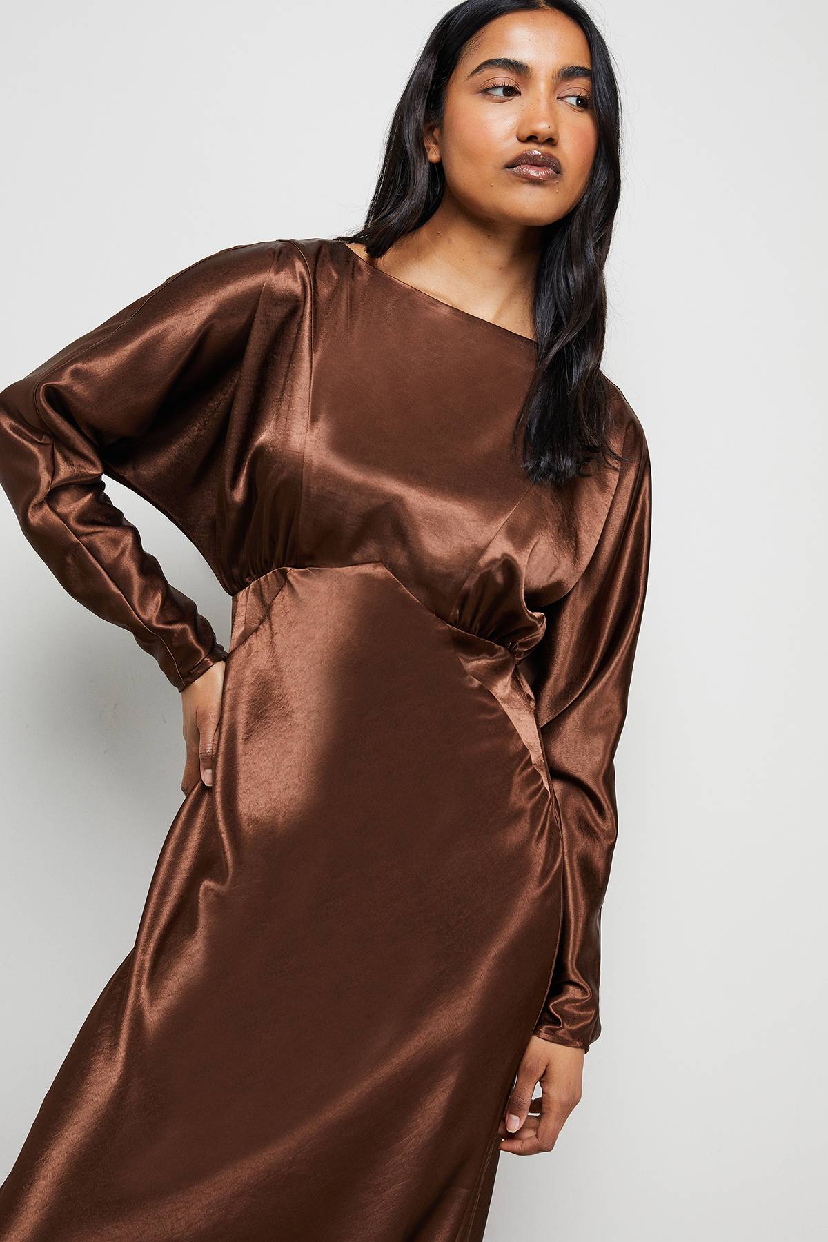 Warehouse Robe Midaxi Drapée en Satin à Manches Chauve-Souris