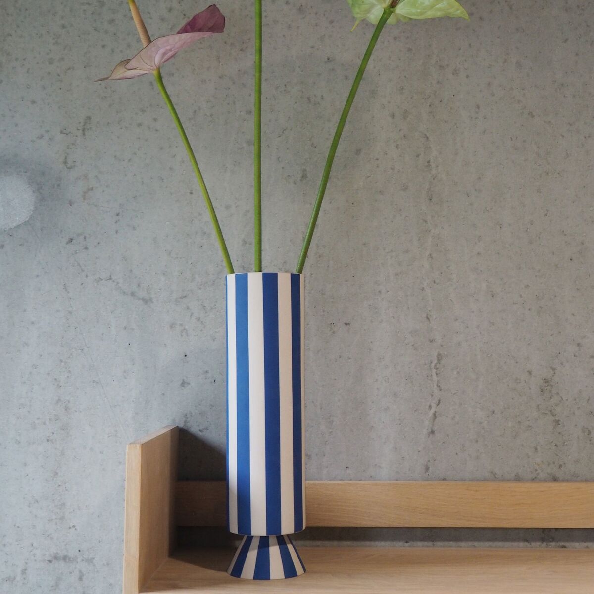 Toppu vase 31 cm, hvit/blå