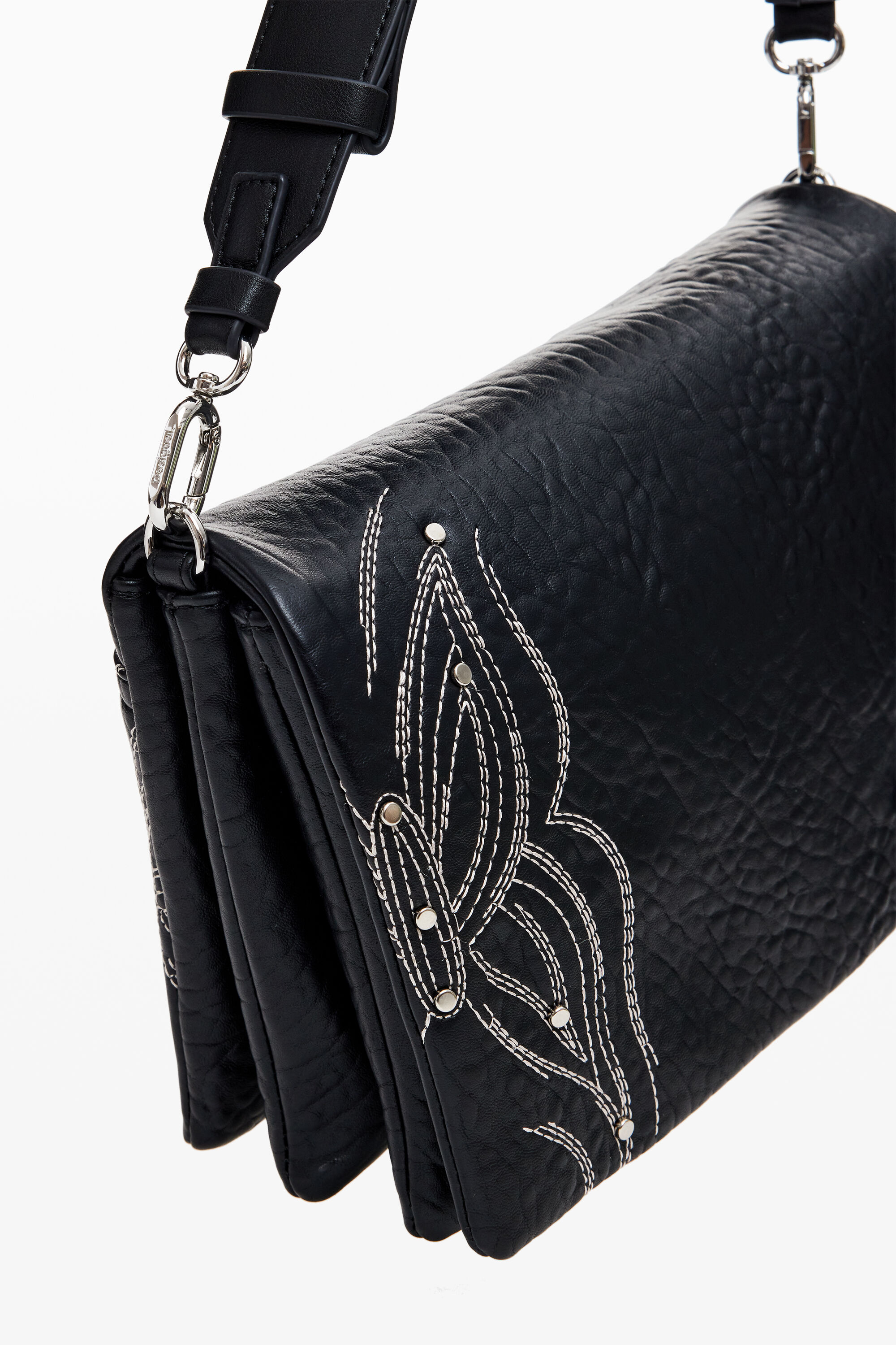Bolso em forma de S com borboleta gravada