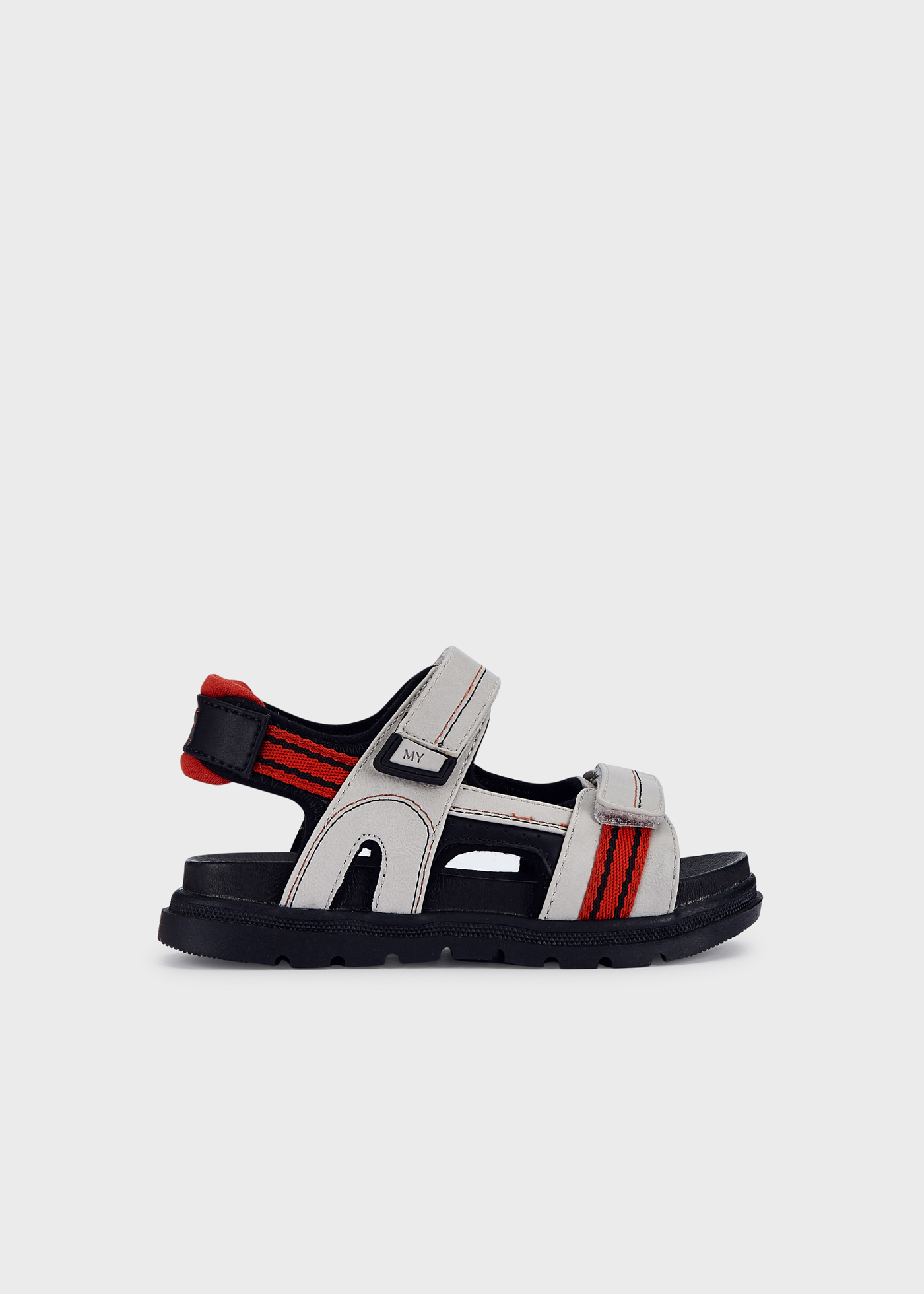 Sandália com detalhes contrastantes para meninos