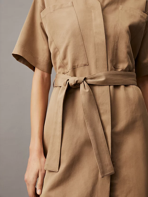 Vestido de linho oversized com cinto.