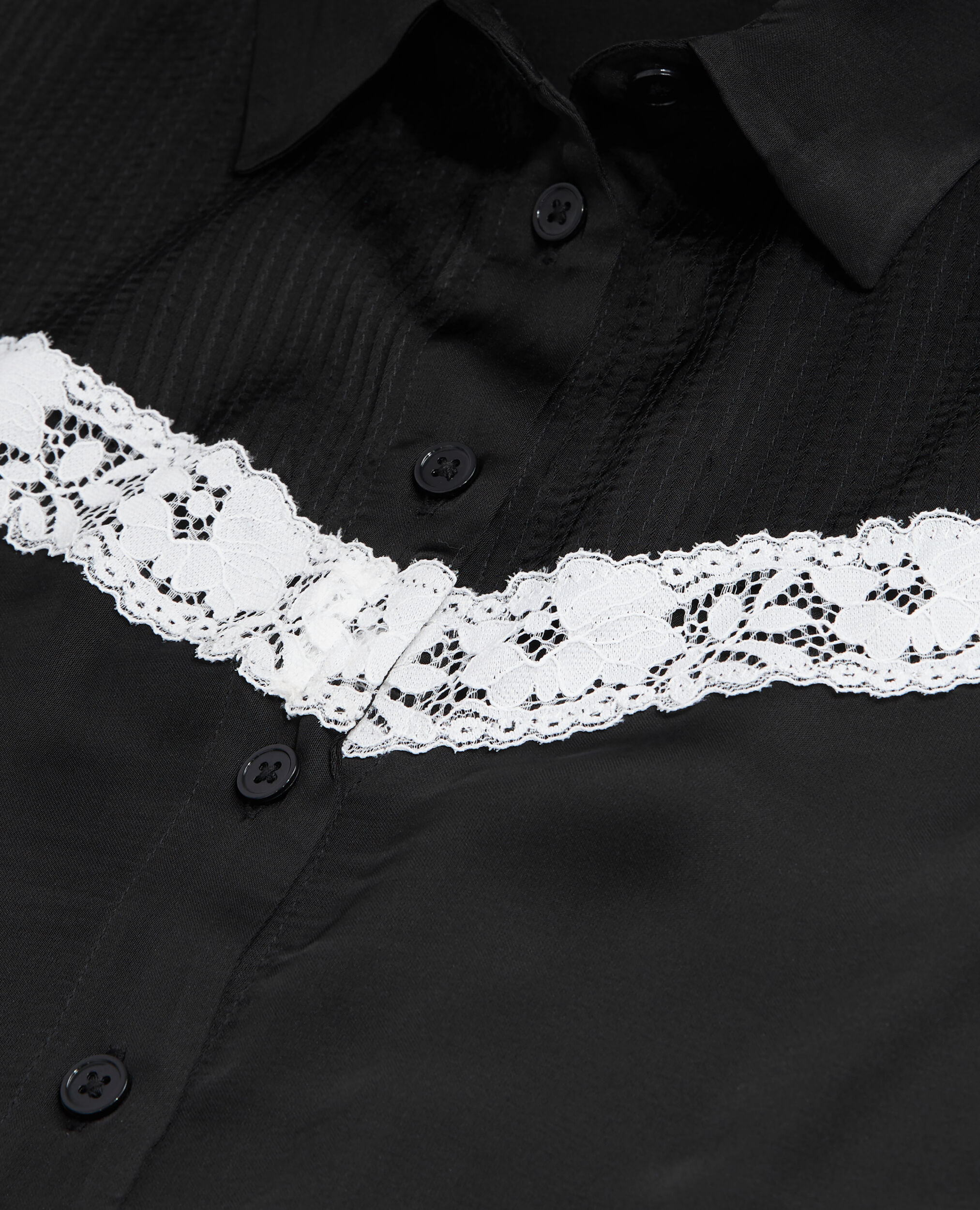 Chemise noire avec détail en dentelle