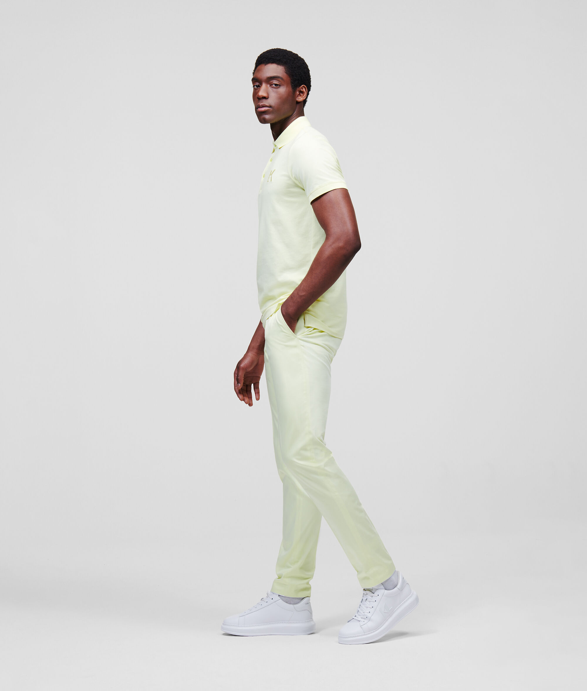 Polo à logo ton sur ton
