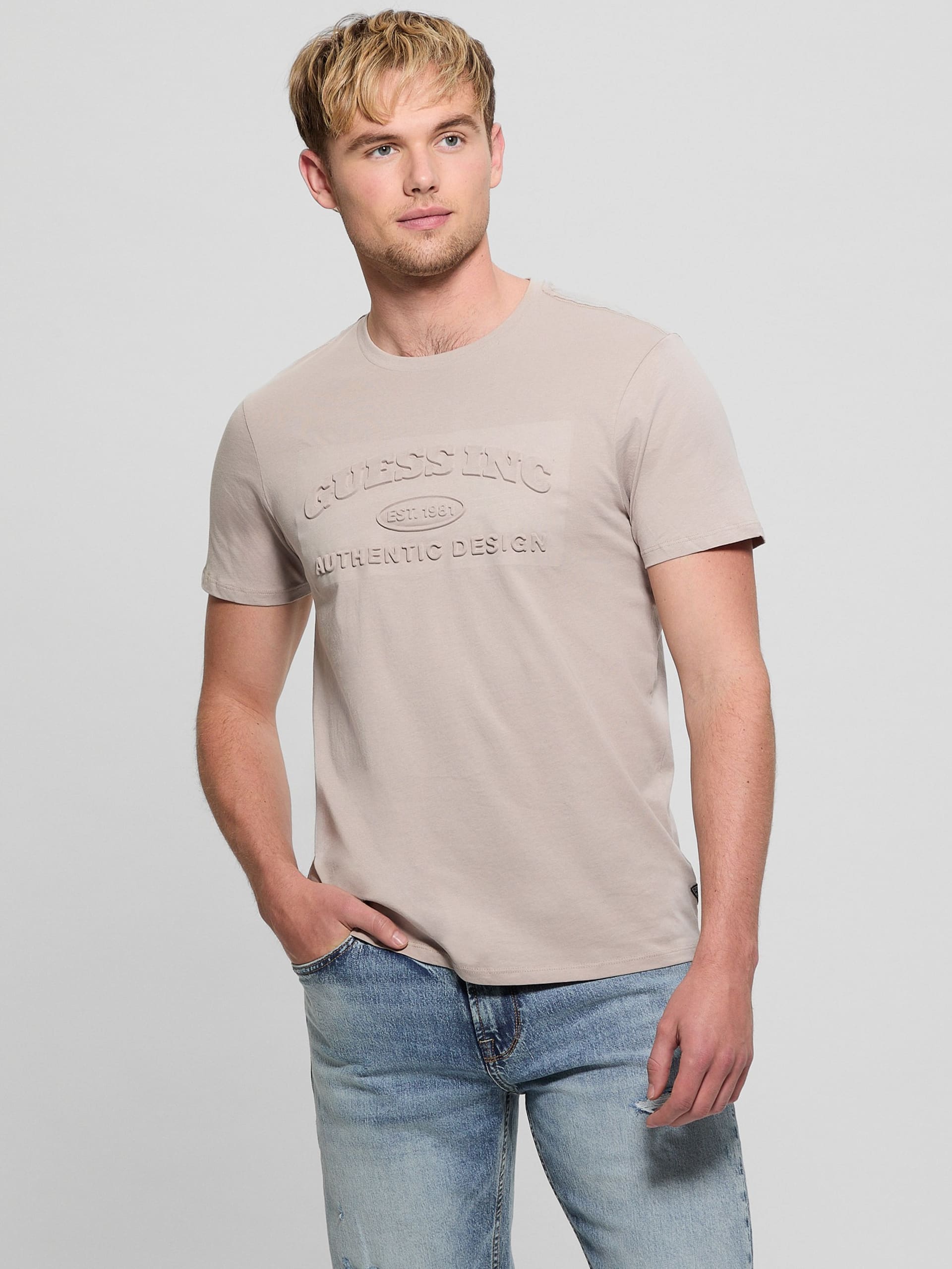Camiseta com o logotipo do GUESS Club