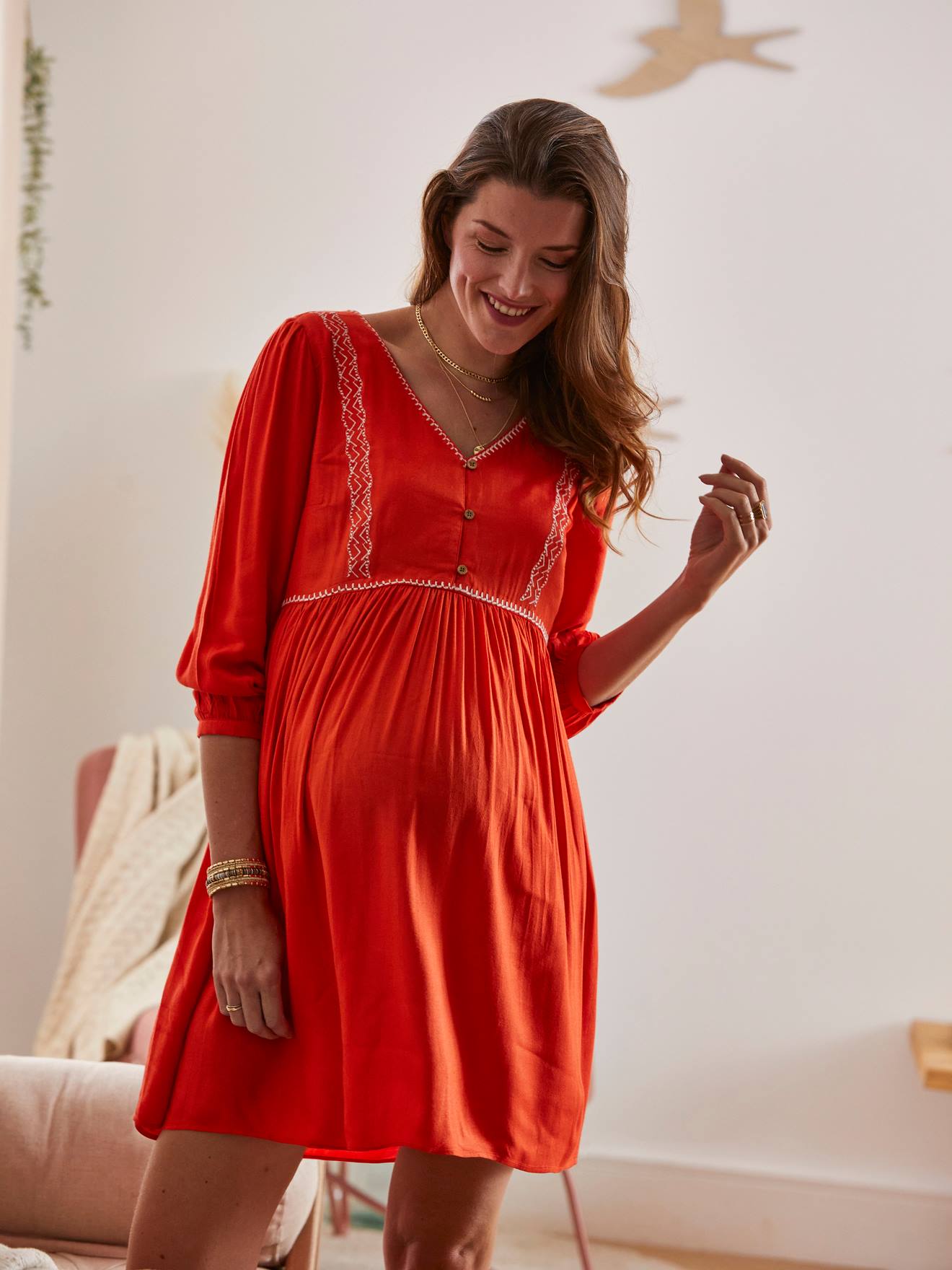 Vestido liso de crepe para gestantes e lactantes. Cor laranja vibrante.