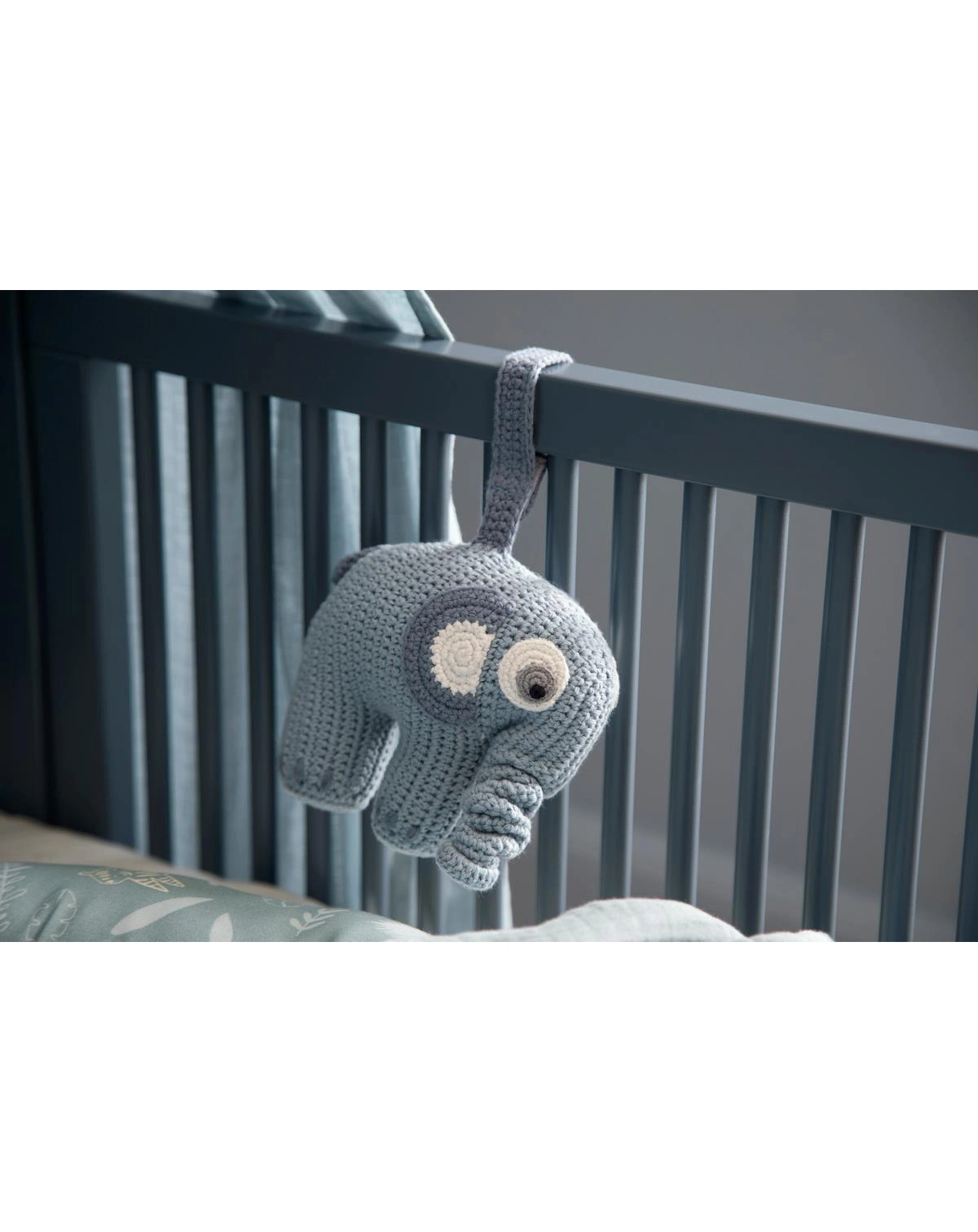Häkel-Spieluhr FANTO DER ELEFANT in powder blue