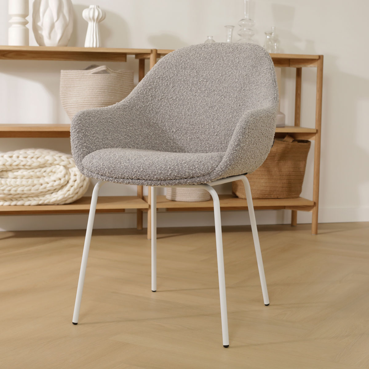 Eetkamerstoel Nora-Mae bouclé taupe - wit onderstel