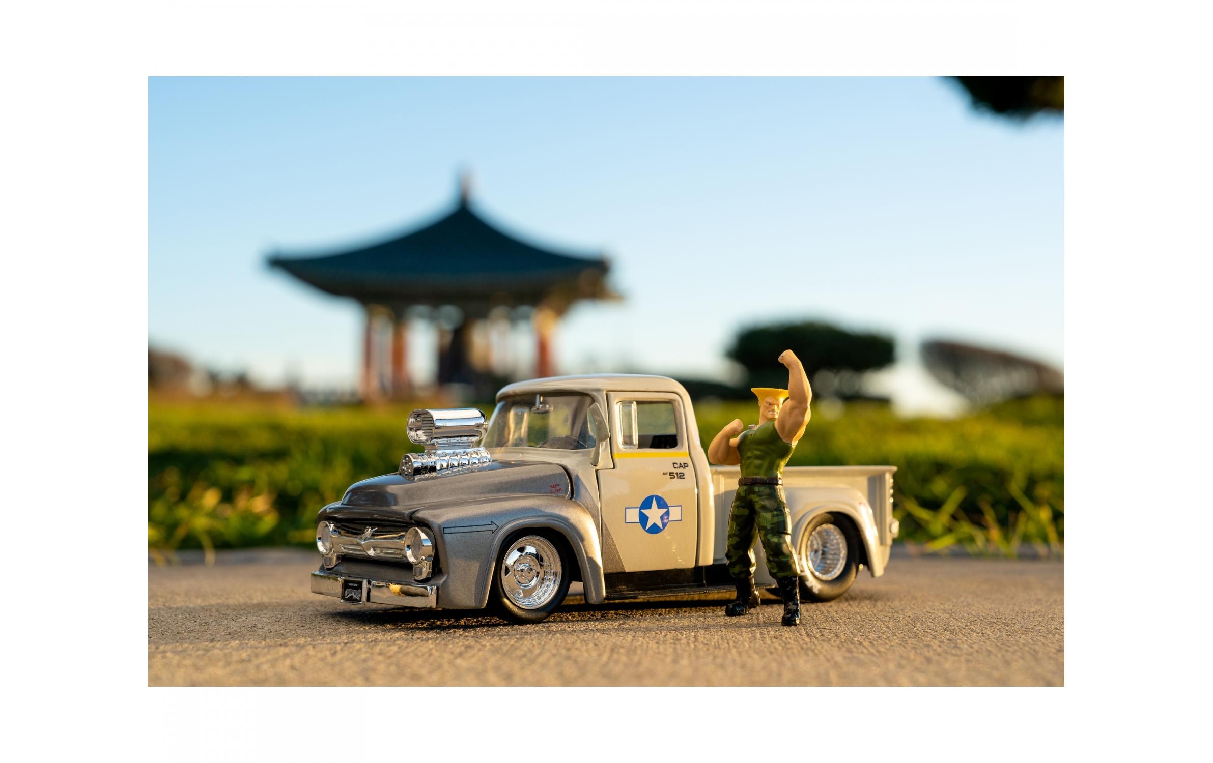 Ford Pickup 1956 Street Fighter 1:241956 Ford Pickup Modellauto mit Guile Figur
