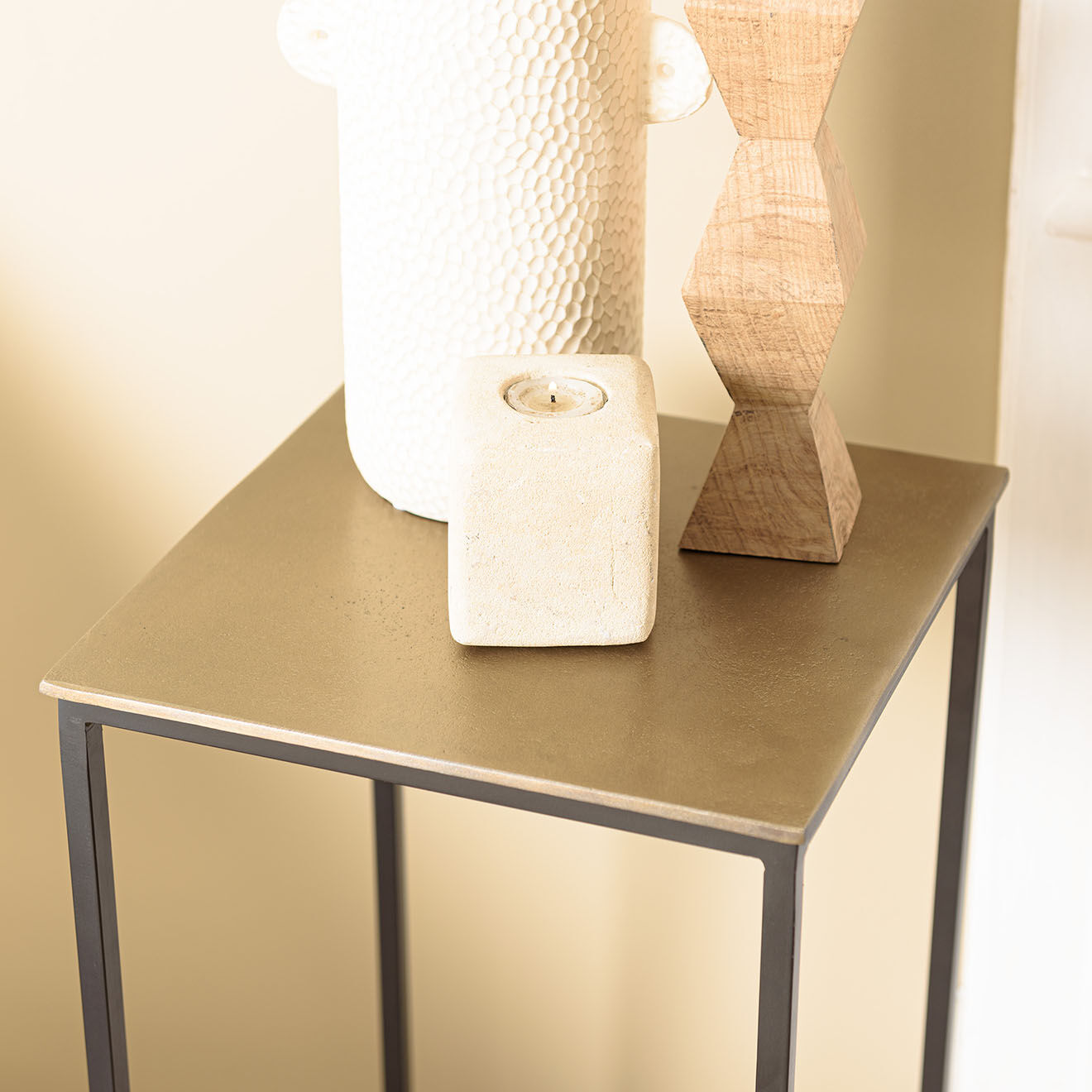 Macabane Table d'appoint carrée plateau Jonas doré/noir - 30x30x66 cm