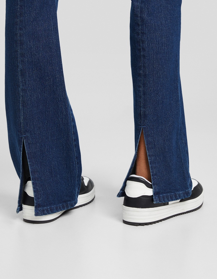 Calça jeans boca de sino com fenda