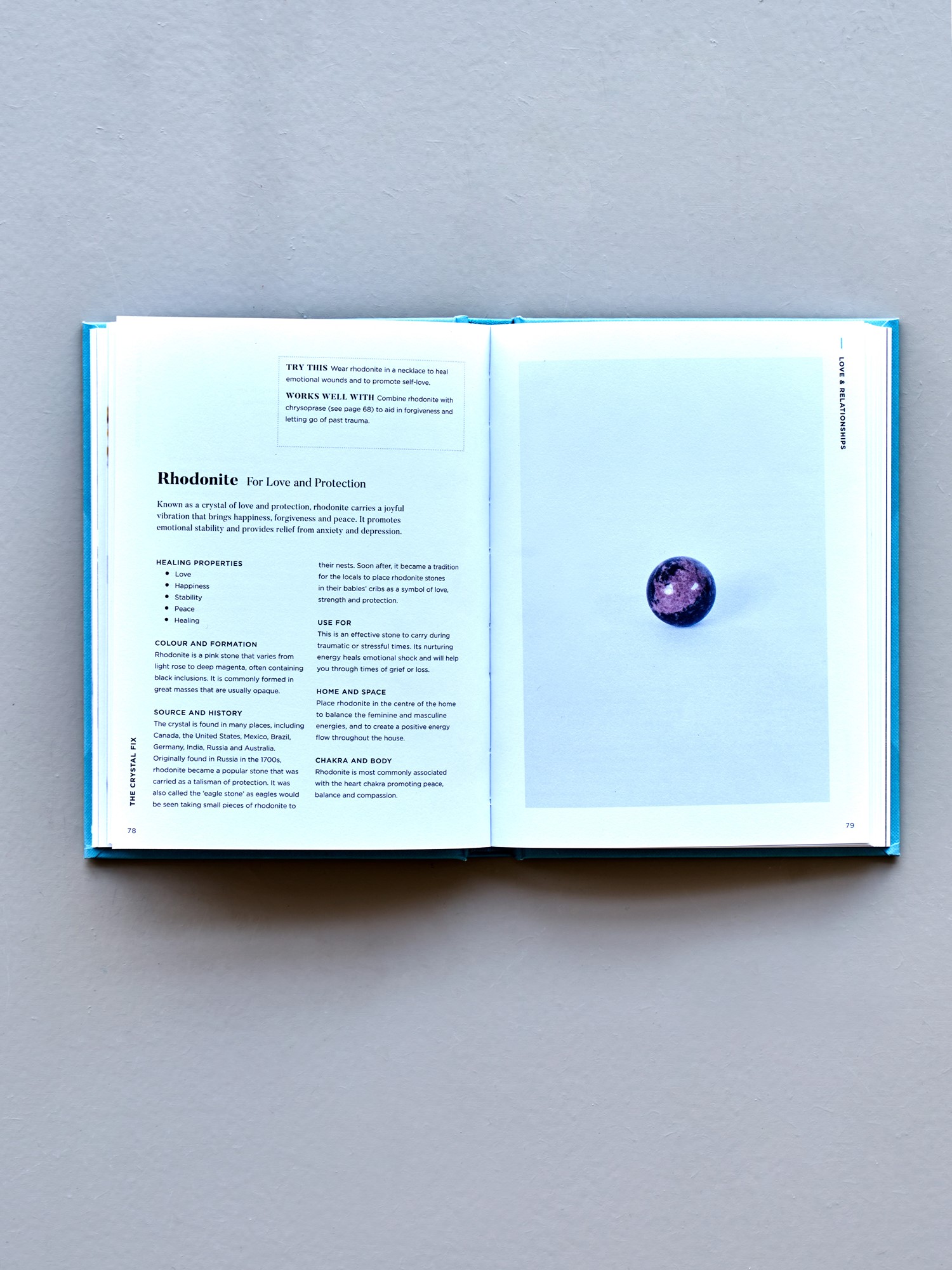 The Crystal Fix | Hardcover. Engelsk. 15 x 2 x 20 cm. 192 sider. | Petrol | New Mags