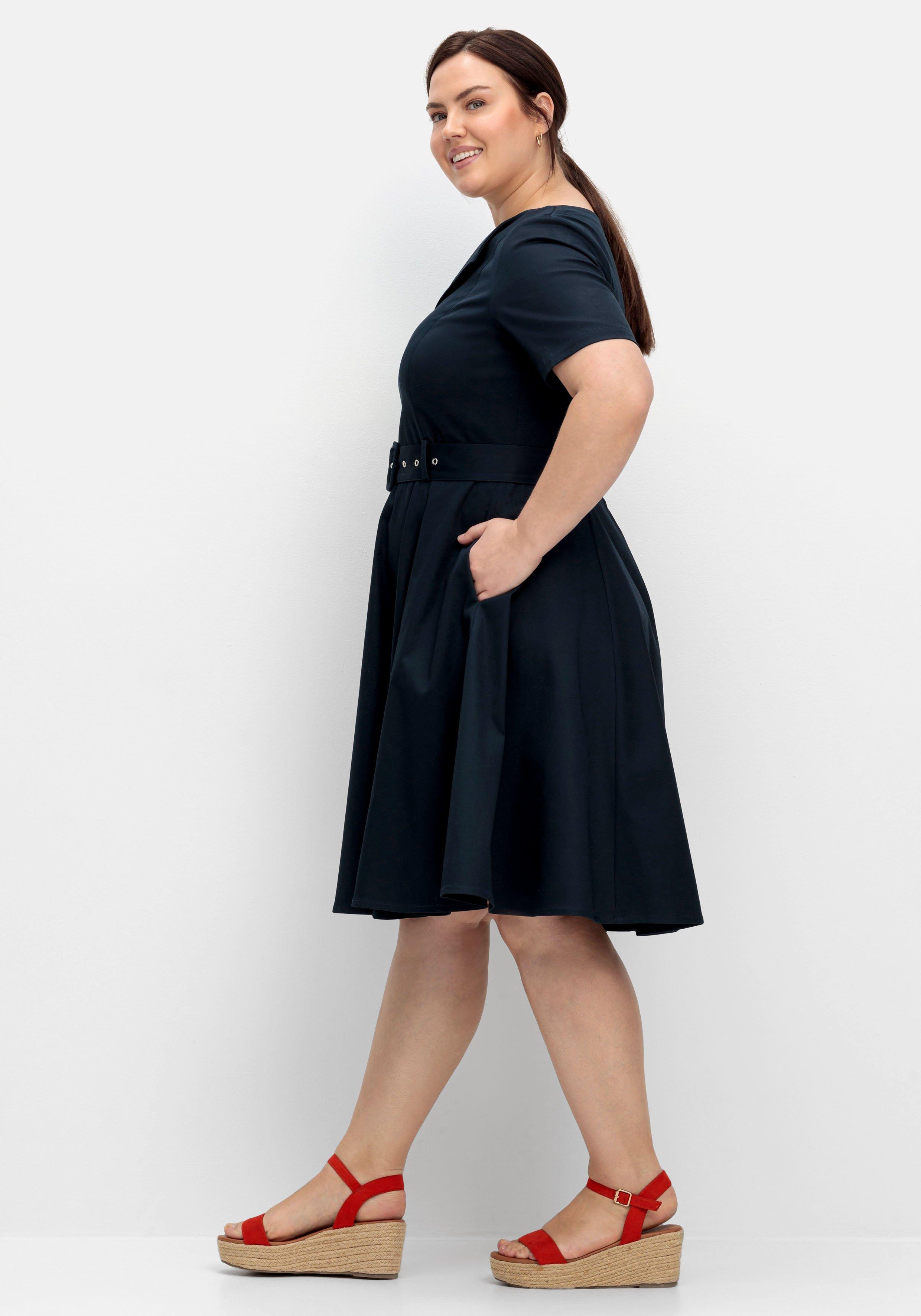 Weit schwingendes Kleid mit Gürtel und Reverskragen