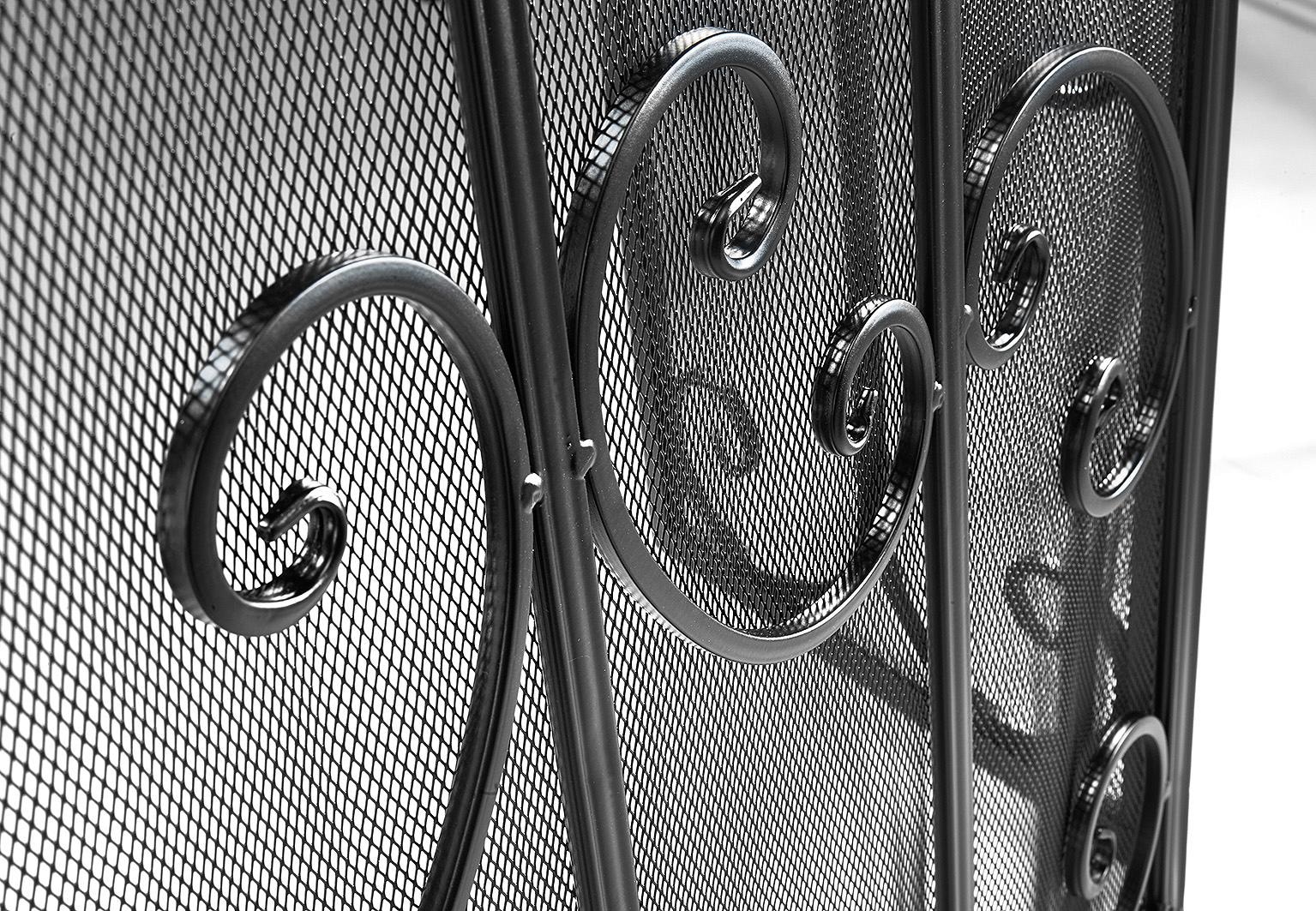 locker Kamingitter mit Ornamenten