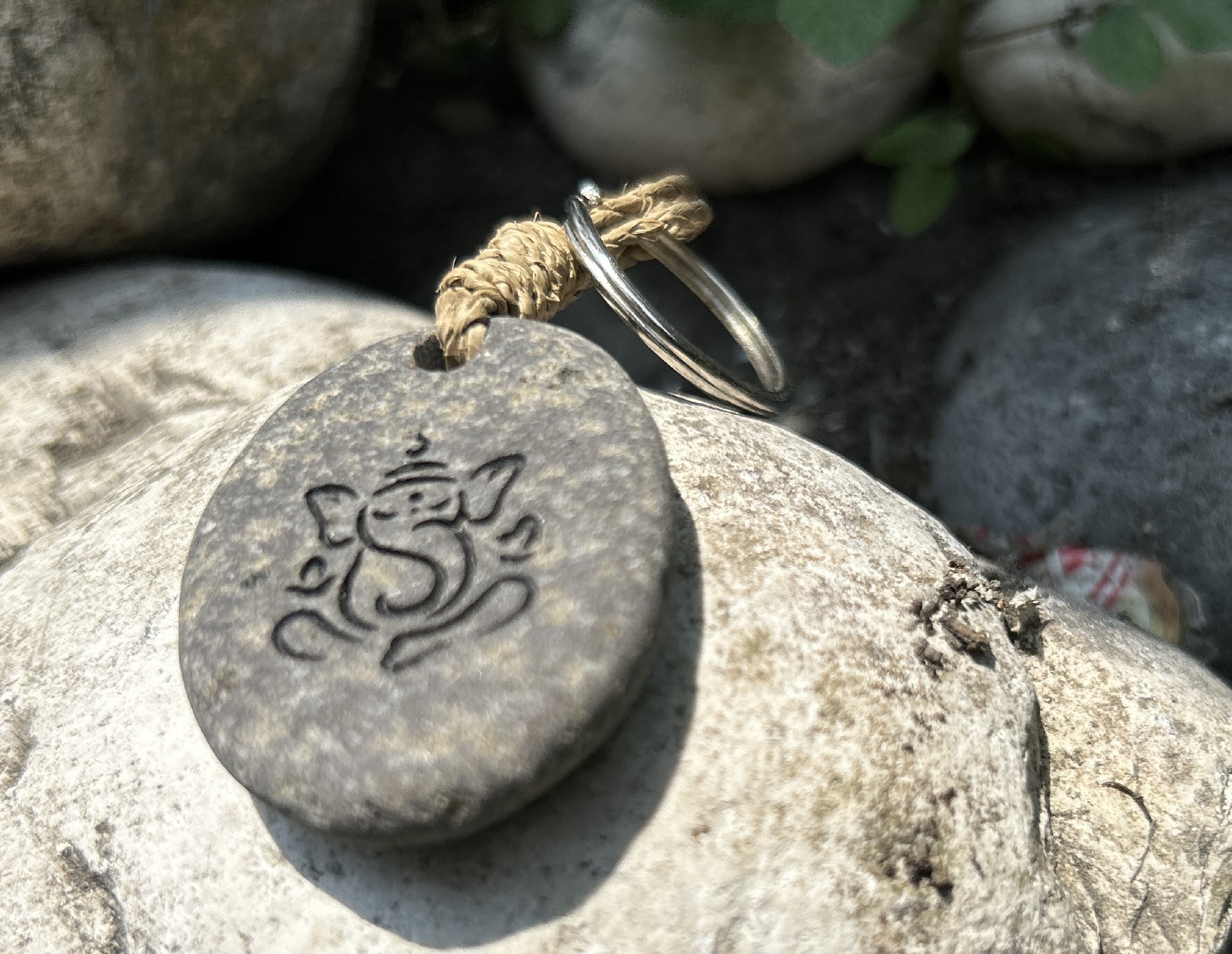 Schüsselanhänger 'Ganesh', Flusskieselstein, grau günstig bestellen