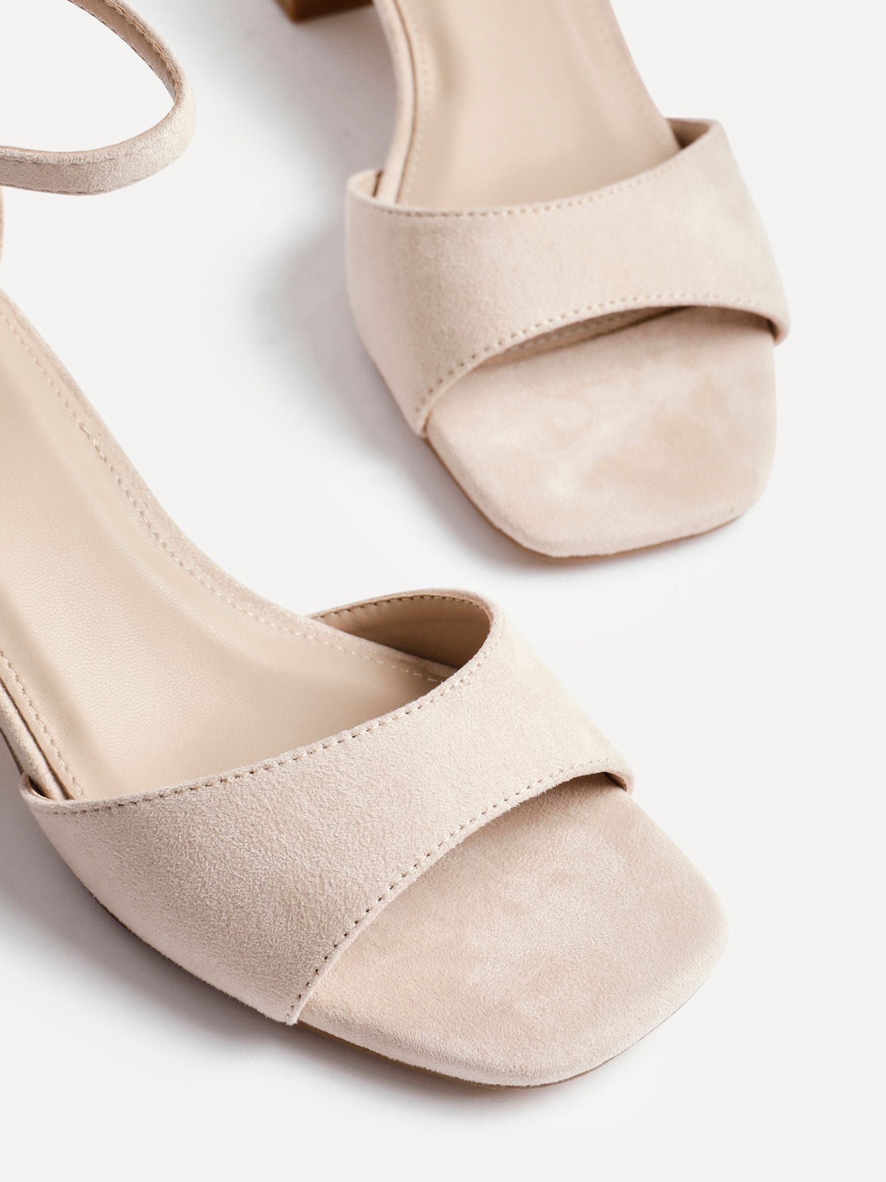 Licht beige - Linzi Maddie sandalen met gesloten achterkant, open neus en hak