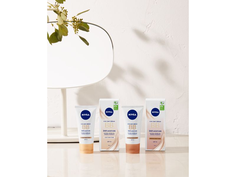 NIVEA Tagescrème 5in1 BB Hell LSF 15 50 ml Getönte Tagespflege mit 5-fach-Wirkung für einen sofort makellosen Teint