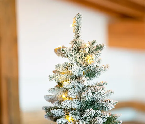 Evergreen LED-Weihnachtsbaum mit geflochtenem Übertopf, ca. 90 cm