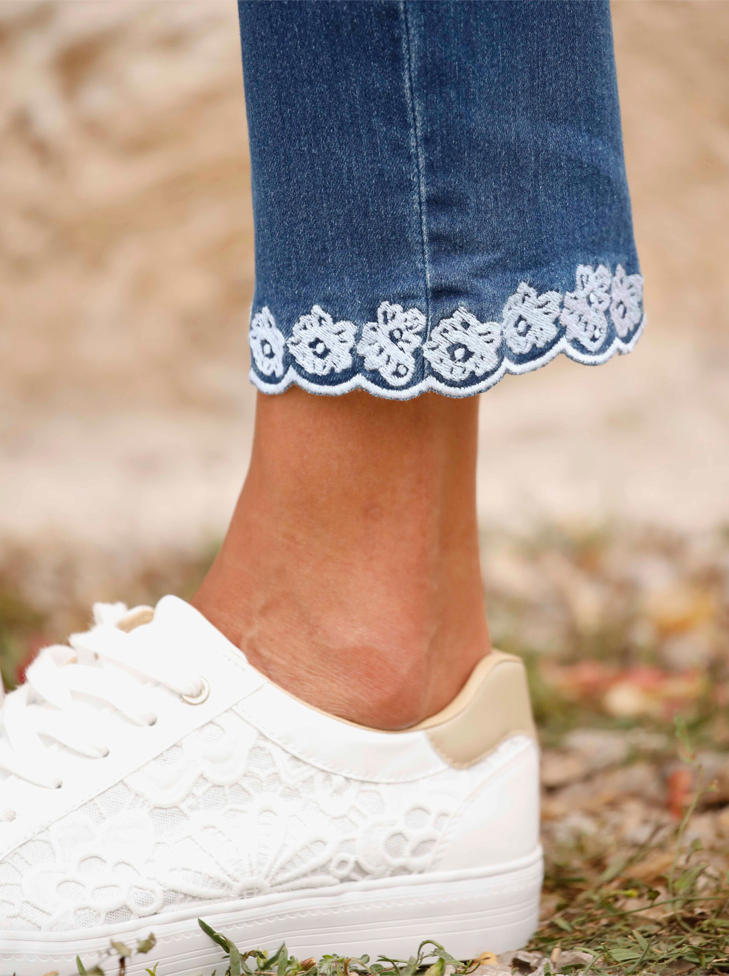 Jeans mit dekorativer Stickerei