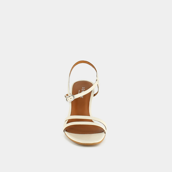 Sandales à talons et brides  en cuir brillant ecru