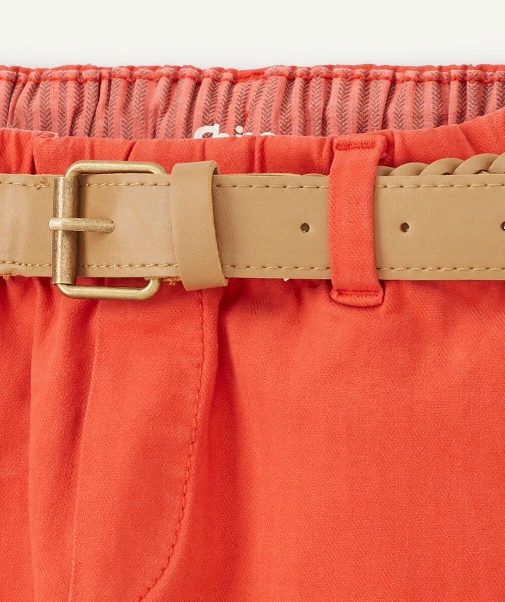 LE PANTALON CHINO ROUGE CEINTURÉ