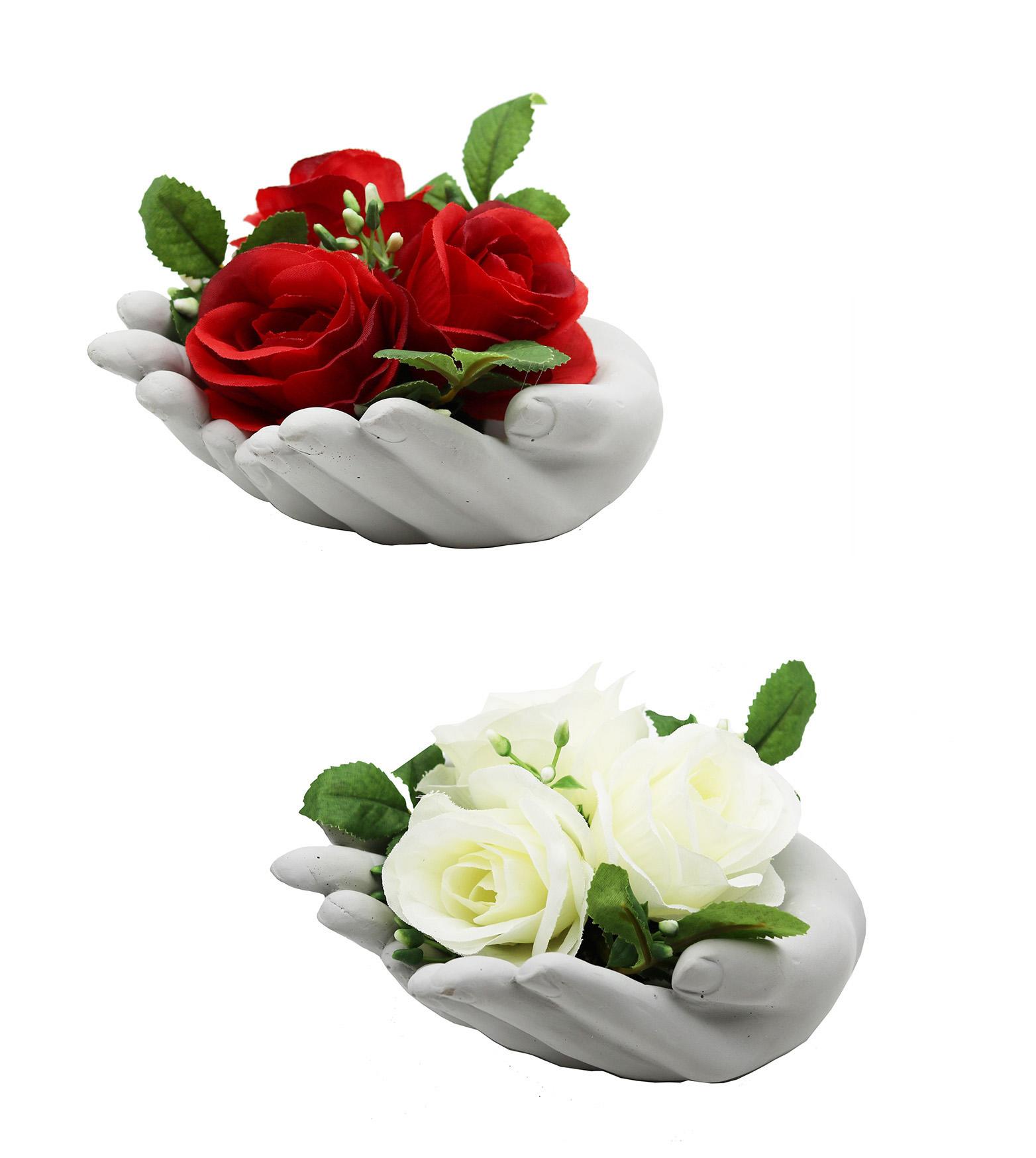 3 BOUTONS ROSES POT CIMENT MAINS JOINTES 6X7.5X8CM