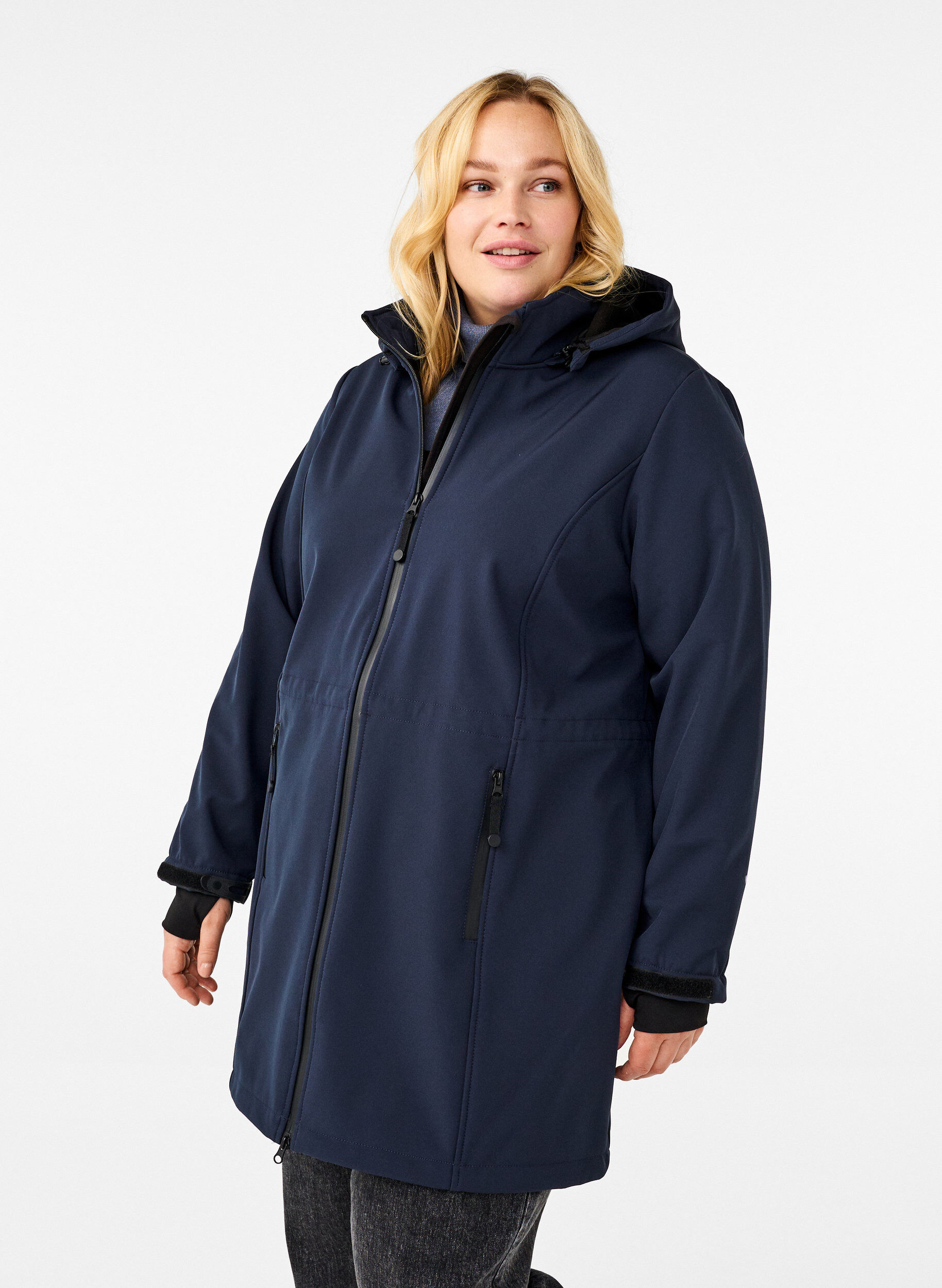Softshell jakke med aftagelig hætte