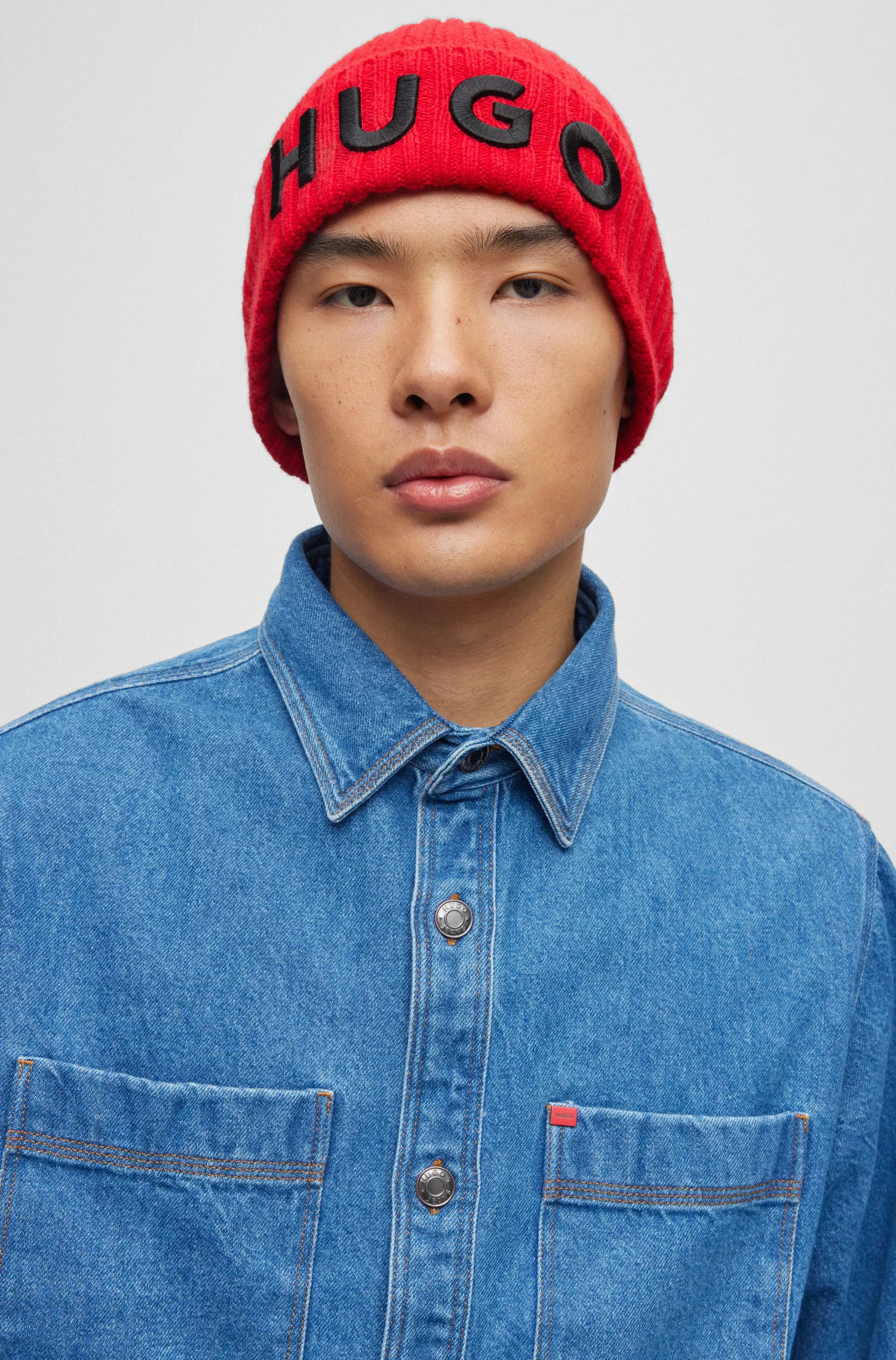 Camisa HUGO vermelha de modelagem oversized em jeans azul cru