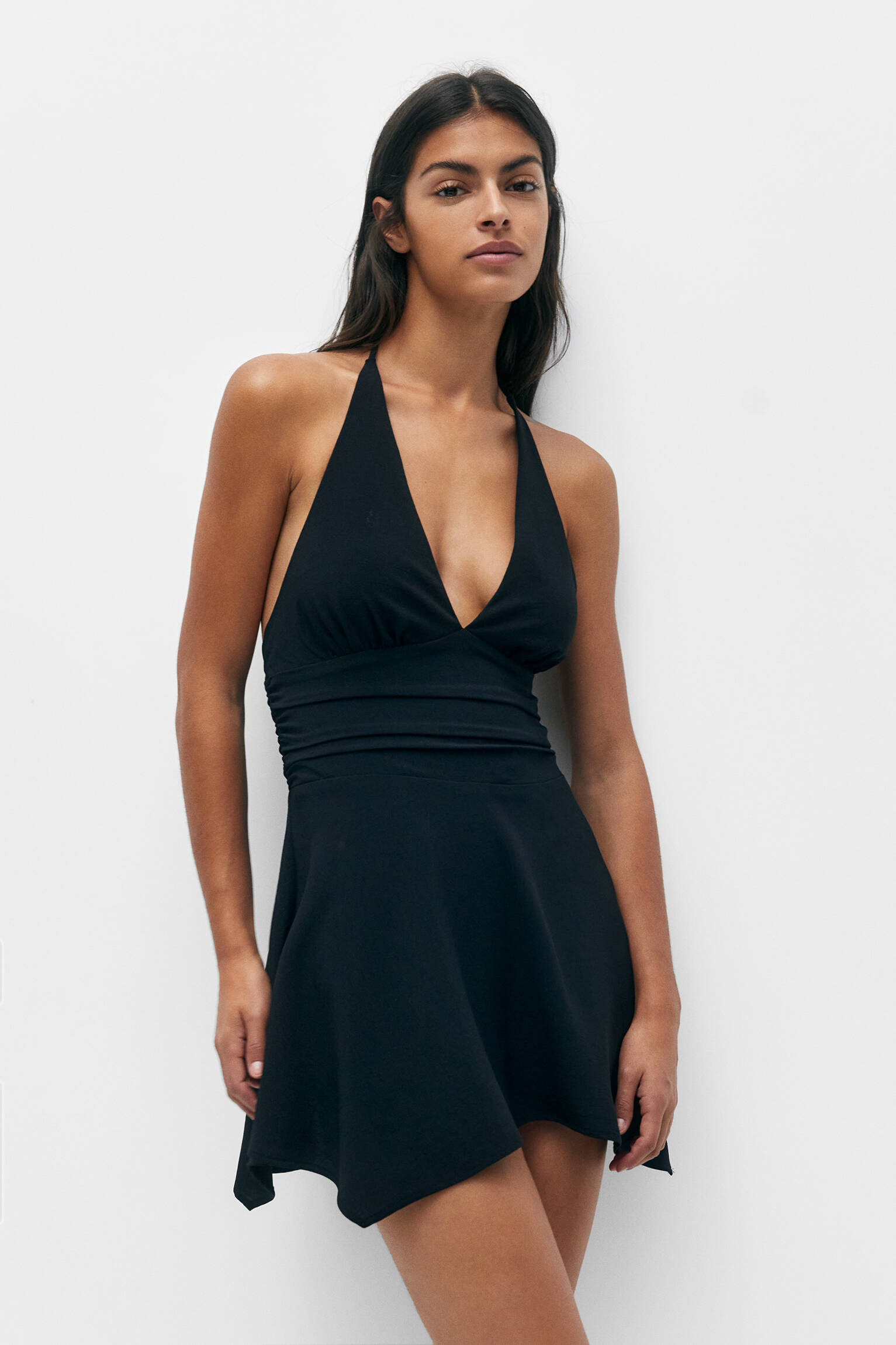 VESTIDO CURTO ASSIMÉTRICO COM DECOTE HALTER - PRETO