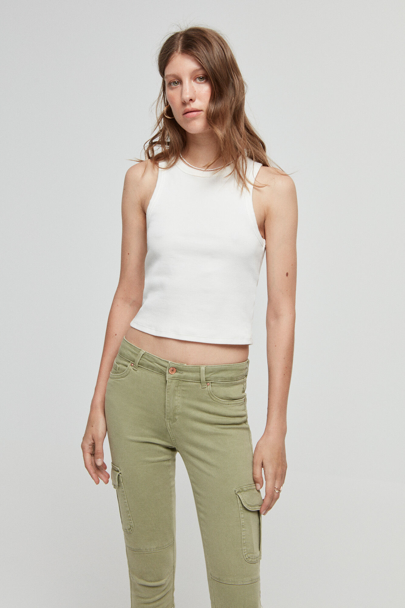 Calça jeans cargo skinny com bolsos laterais
