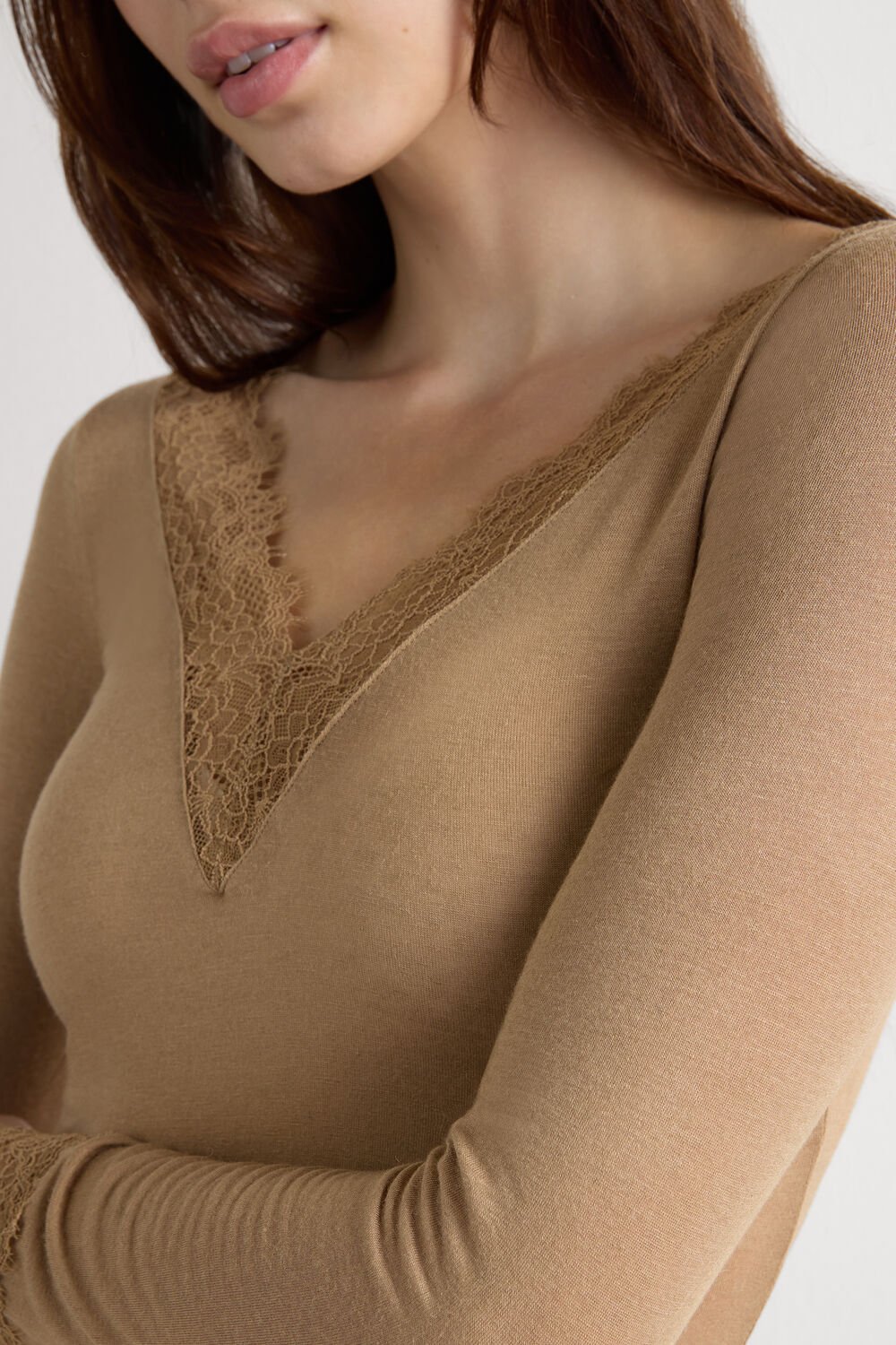 Camisa de manga comprida ultraleve em cashmere com detalhes em renda.