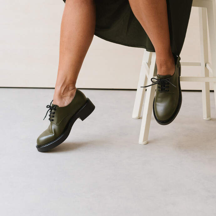 Derbies à lacets et semelles épaisses  en cuir glacé kaki